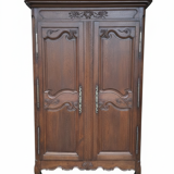 Moulded oak wardrobe from the 18th century.