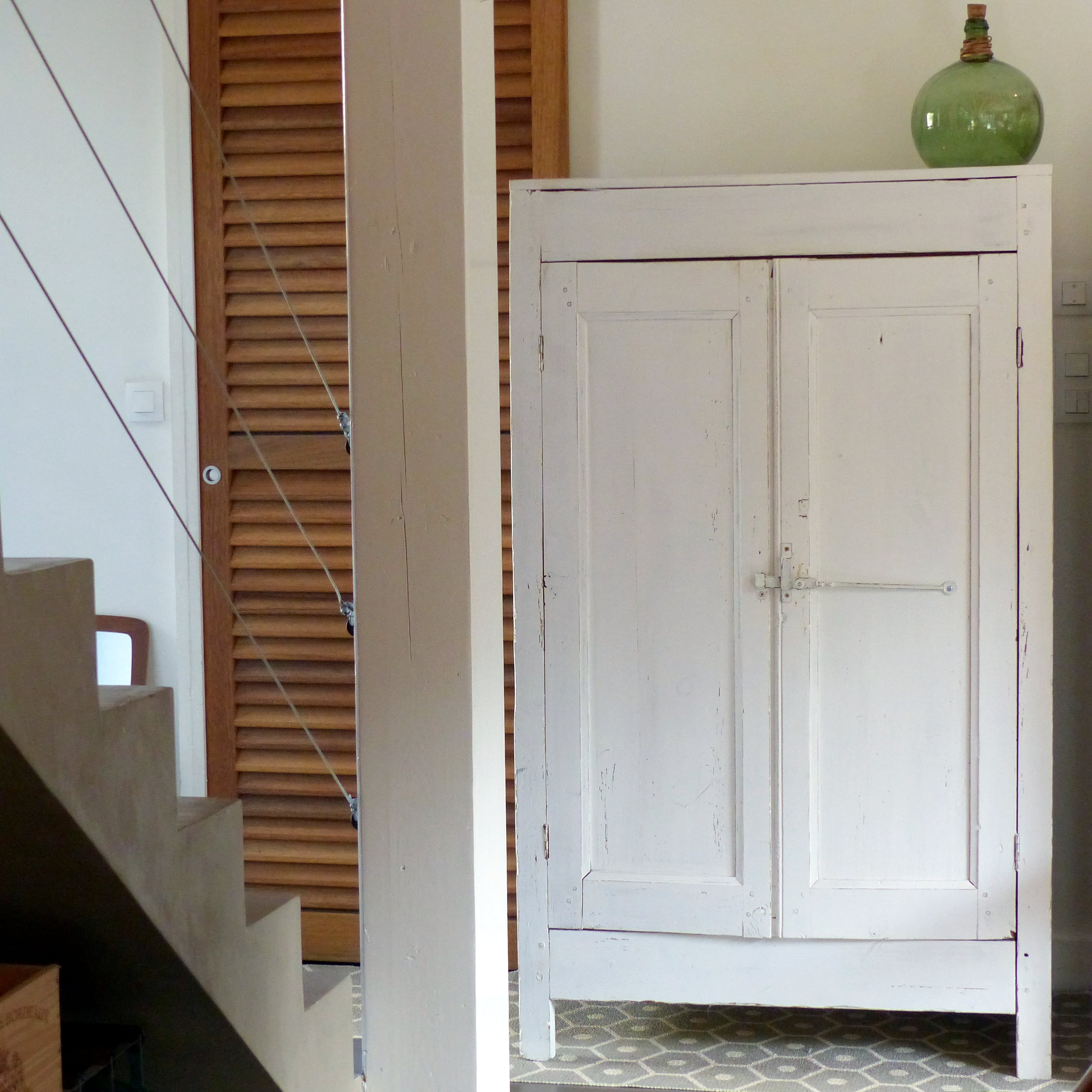 Armoire 2 portes en bois patiné blanc
