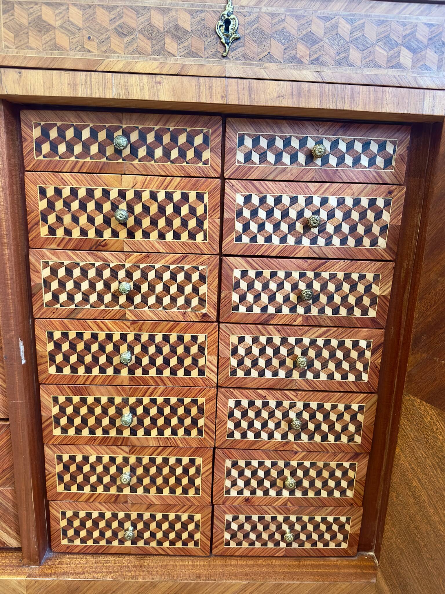 Commode en bois marqueté – Décor floral