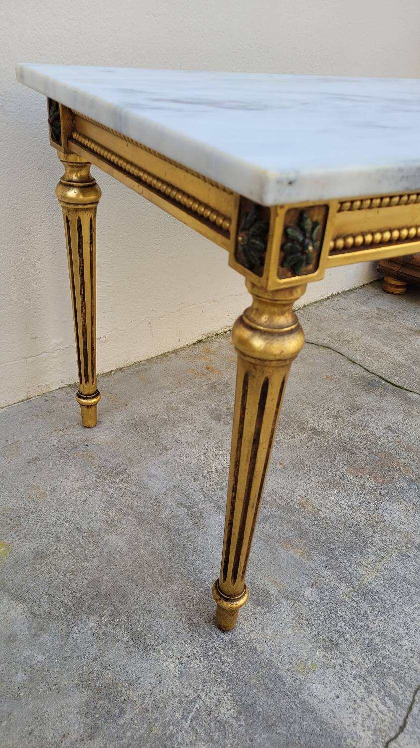 Table basse style Louis XVI en marbre et bois doré
