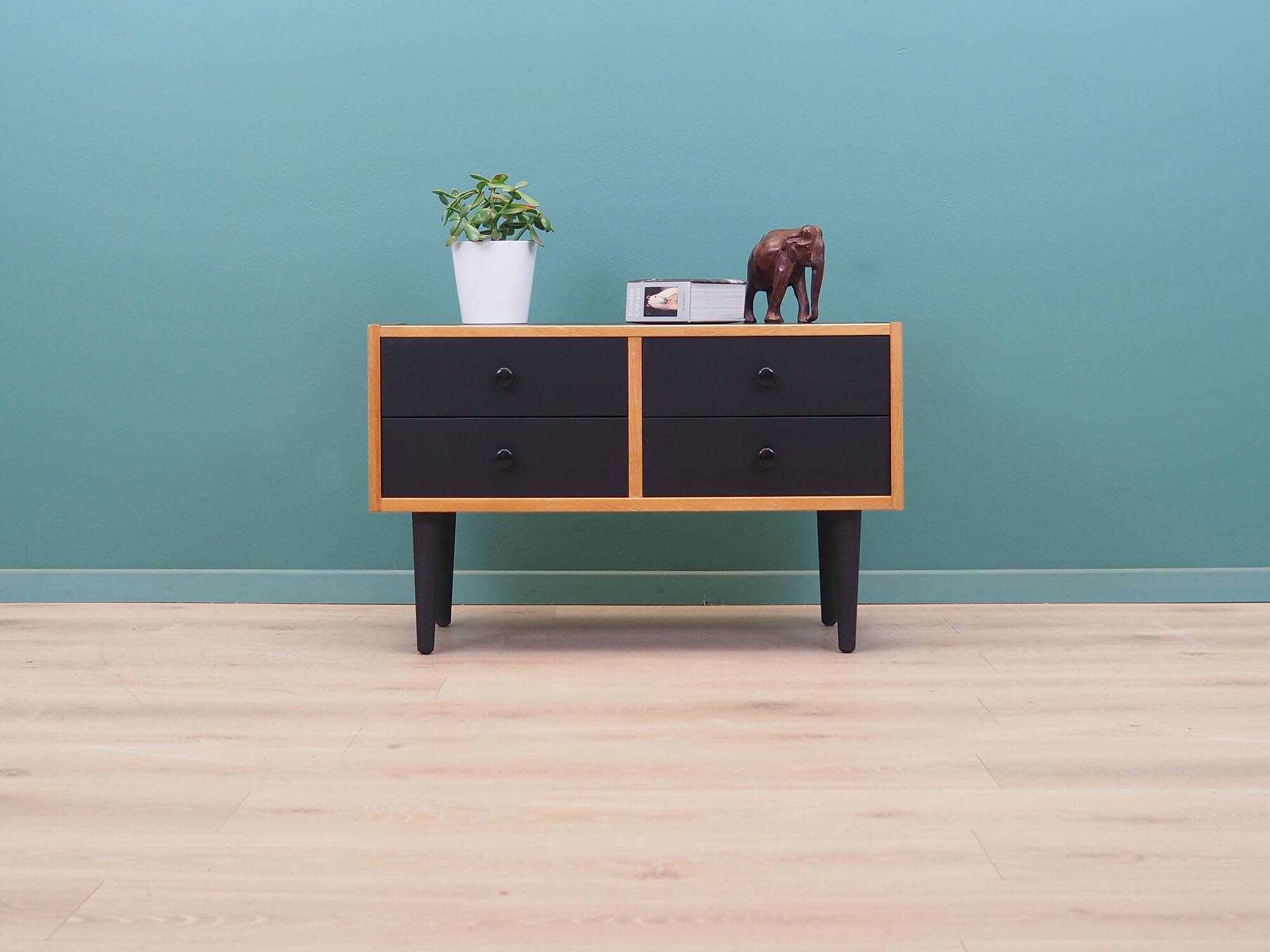 Commode en frêne, design danois, années 70, production : Danemark
