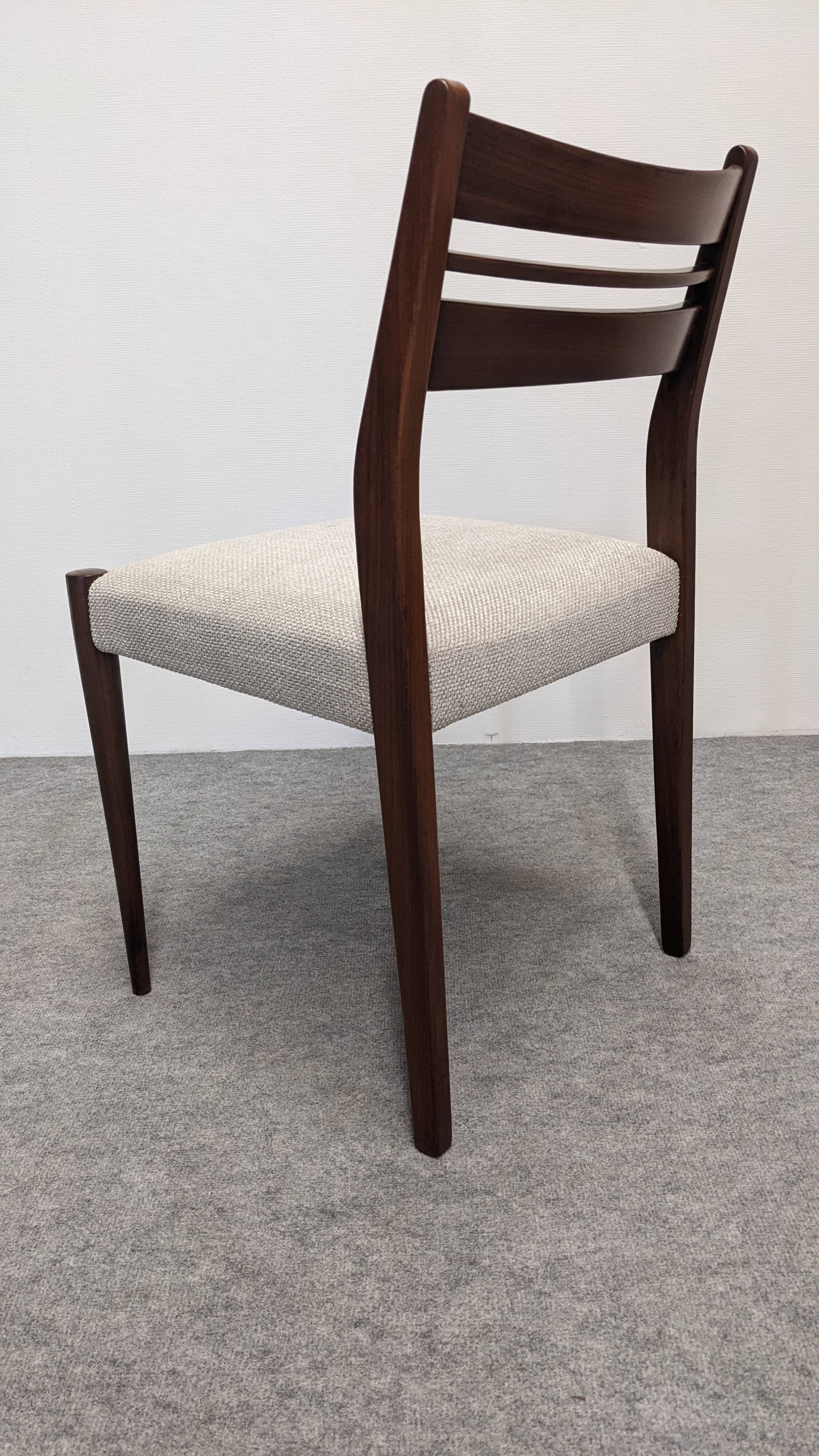 Série de 4 chaises de style scandinave en teck, France vers 1970