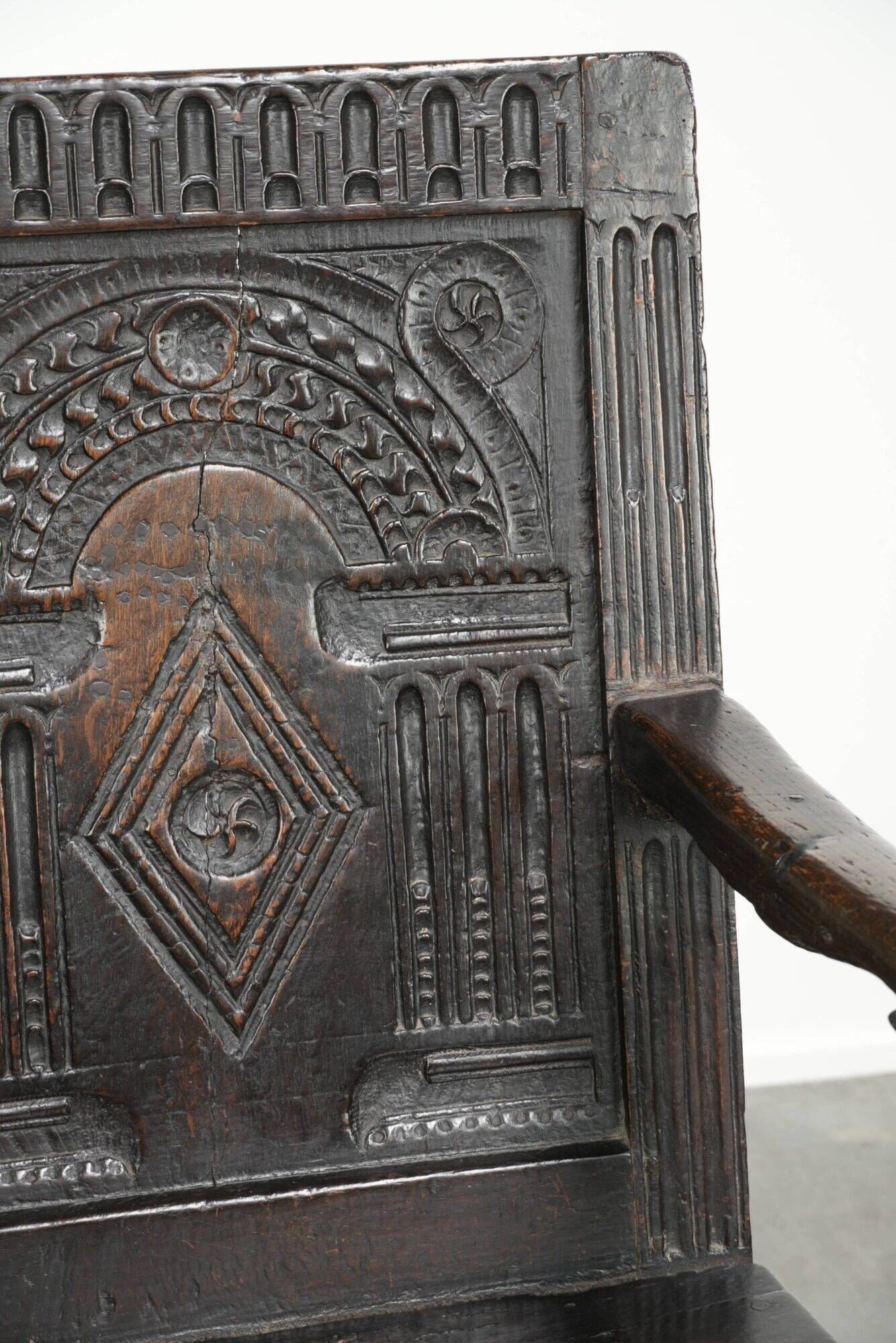 Antique English oak chair / wainscot chair from the 17th century