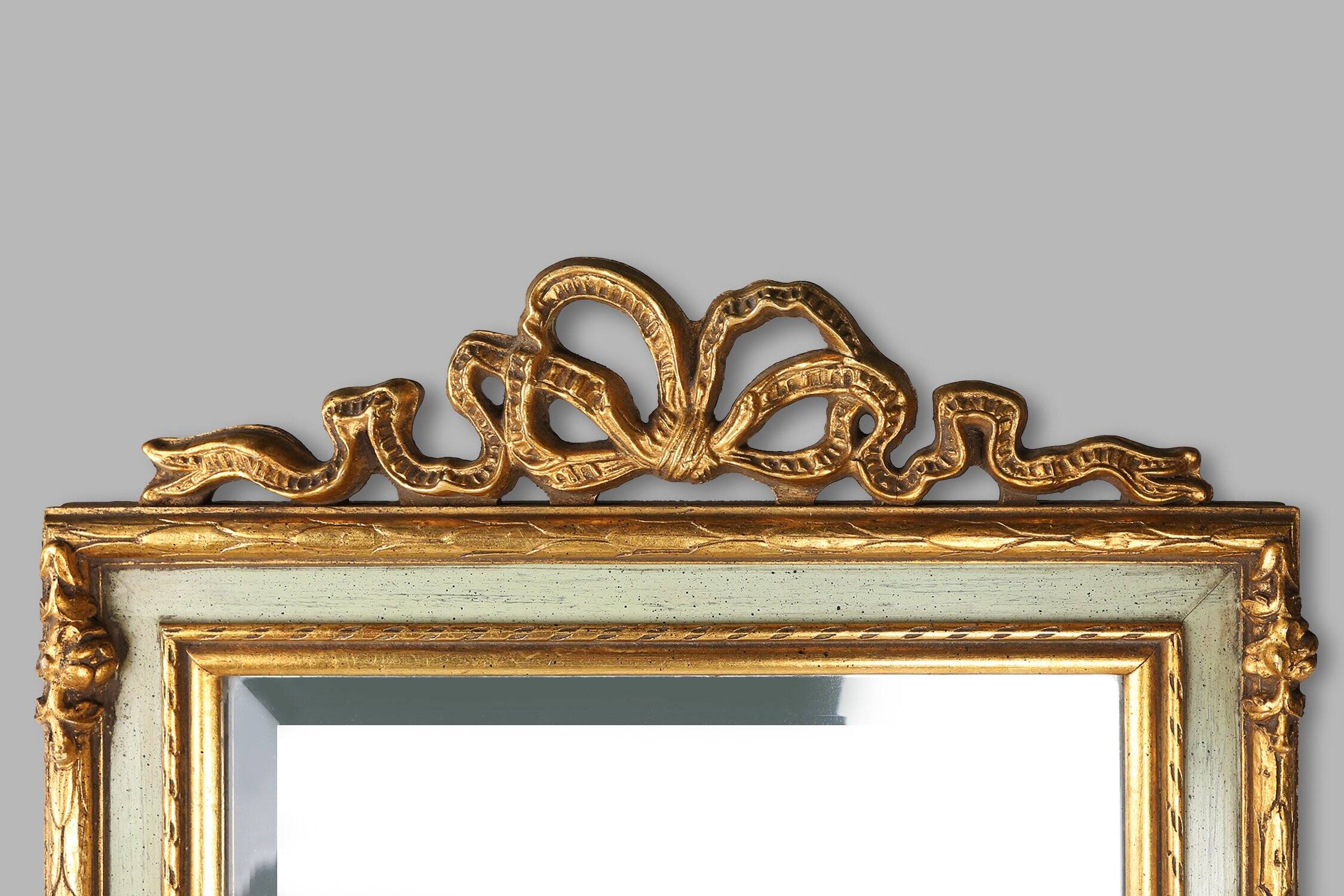 Miroir décoré de feuilles d'or dans le style baroque rococo, France années 1950.