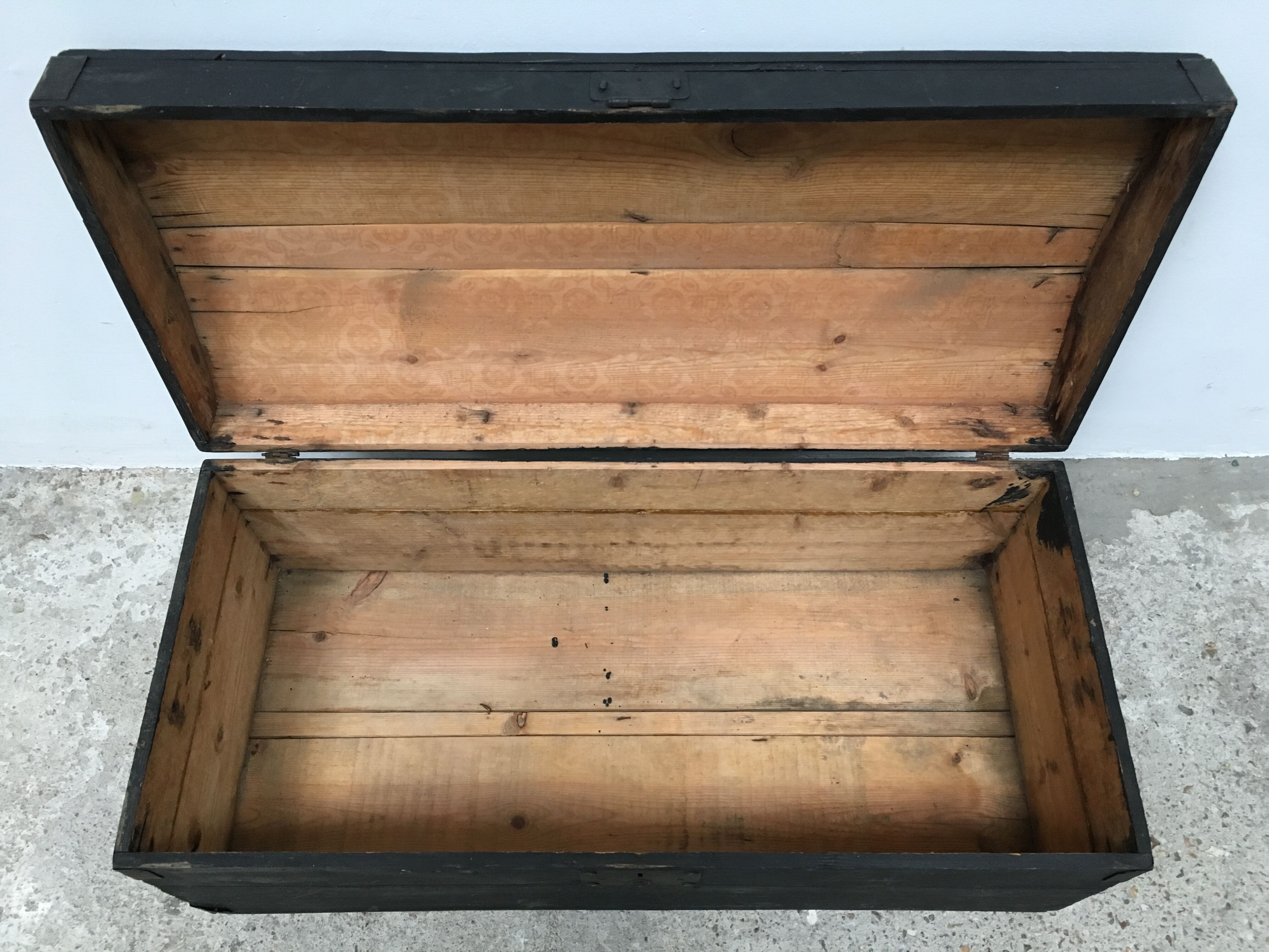 Matte black curved trunk