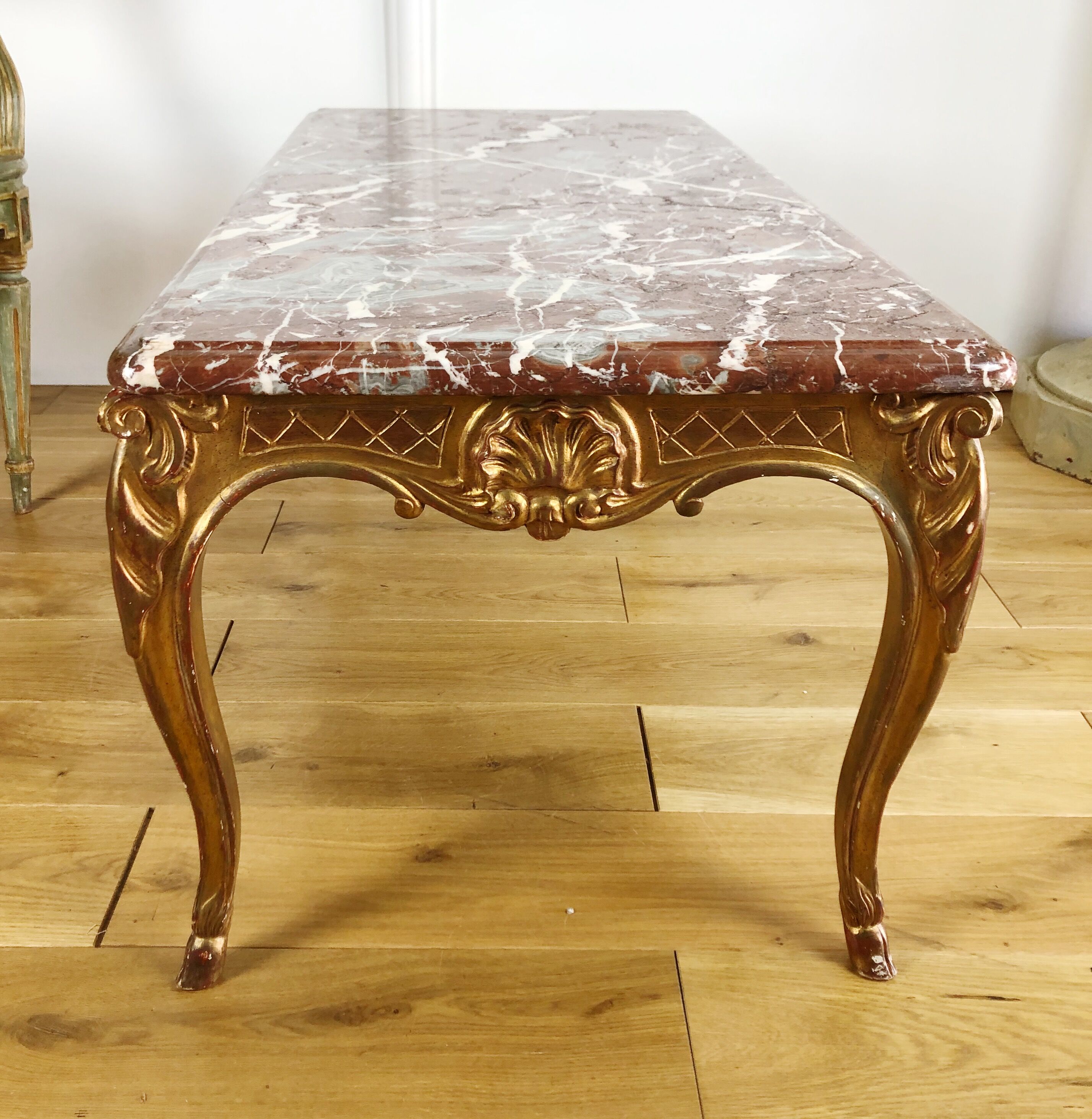 Table basse de style Louis XV en bois doré dessus marbre Selency