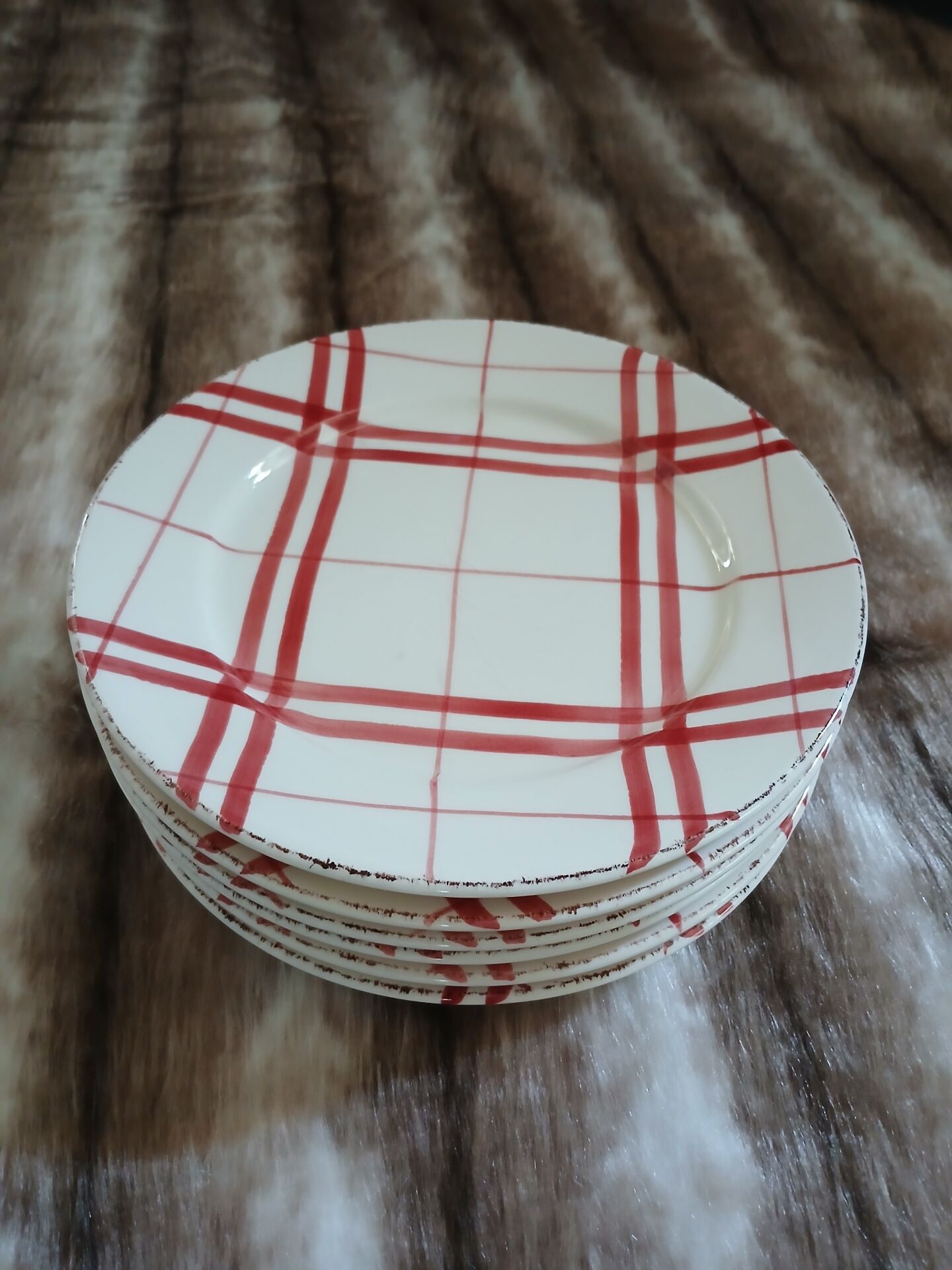 6 checked dinner plates