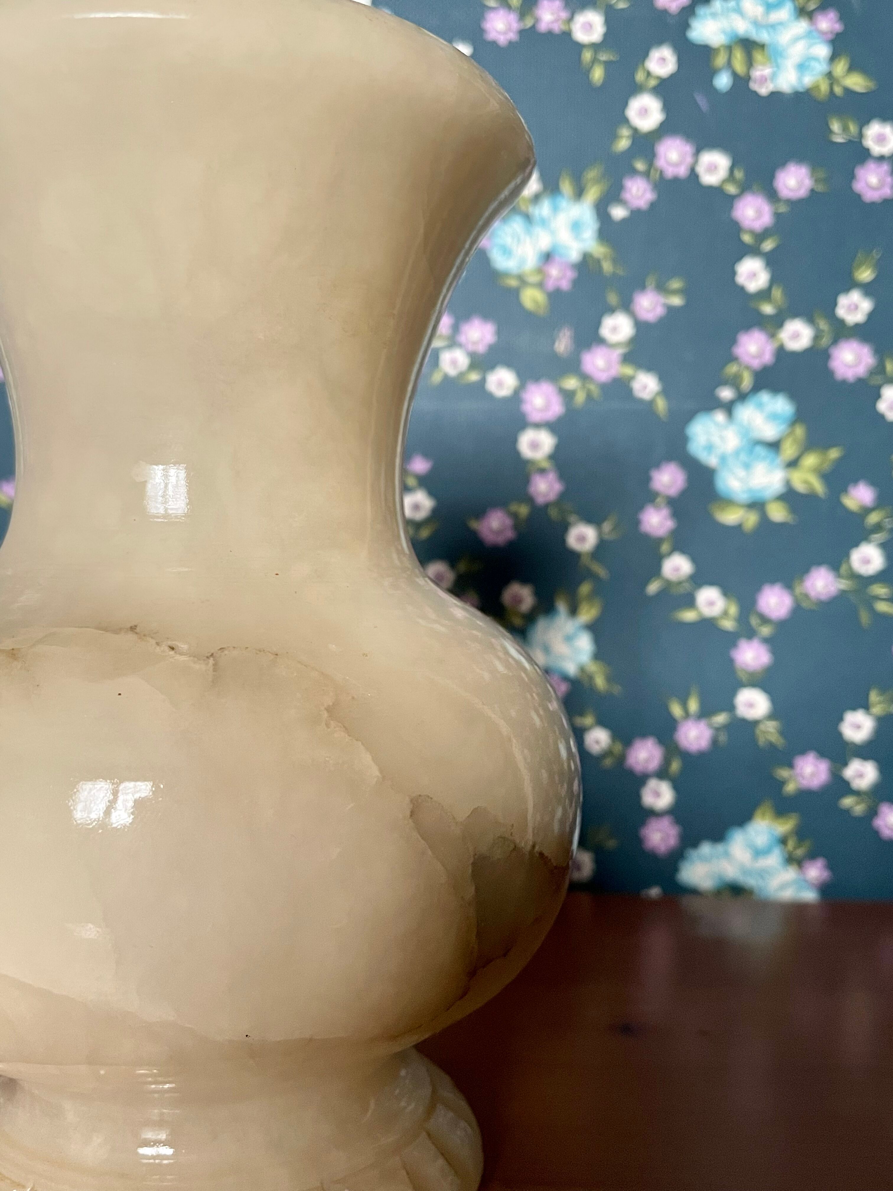 Vase en albâtre