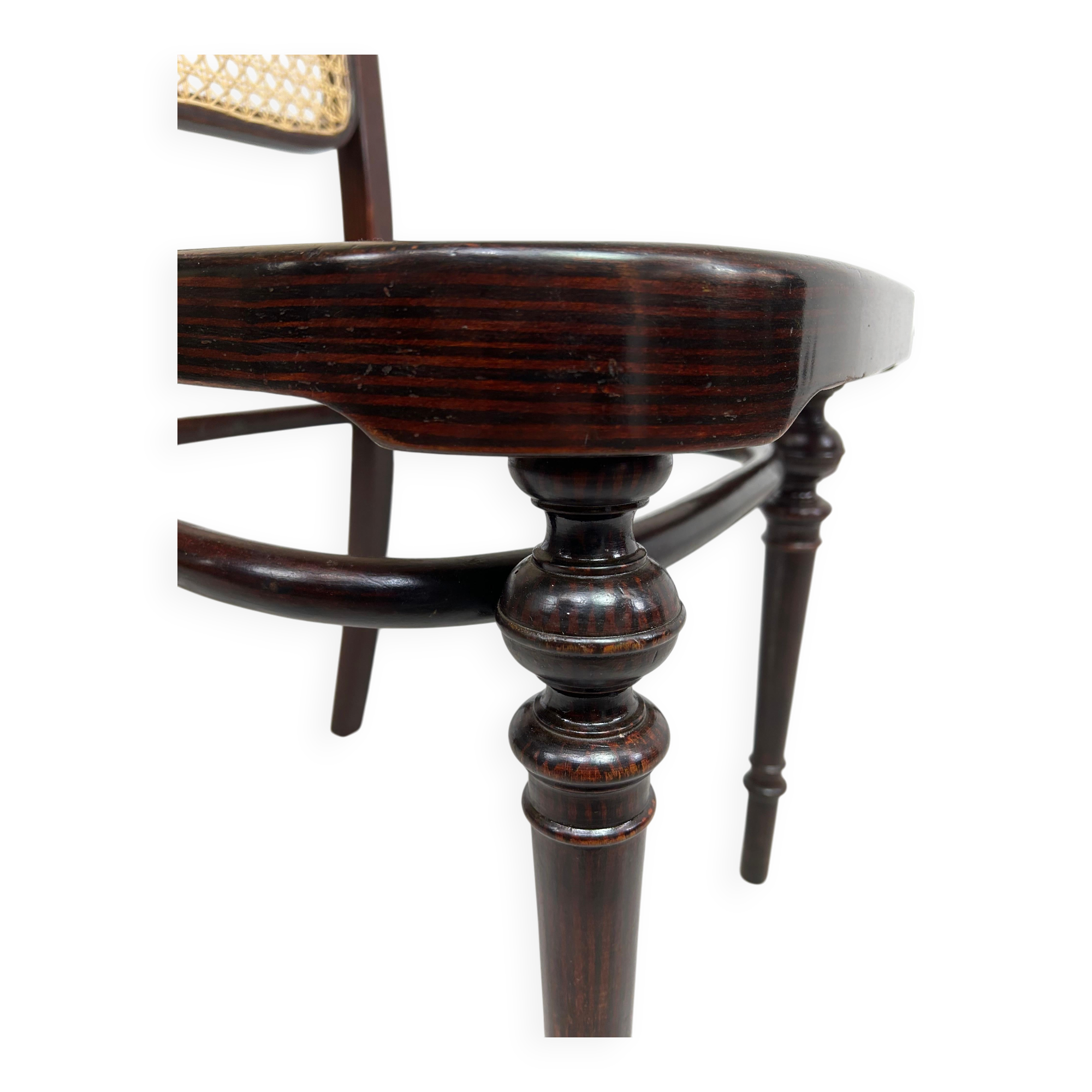 Set of 4 bentwood dining chairs by Thonet.