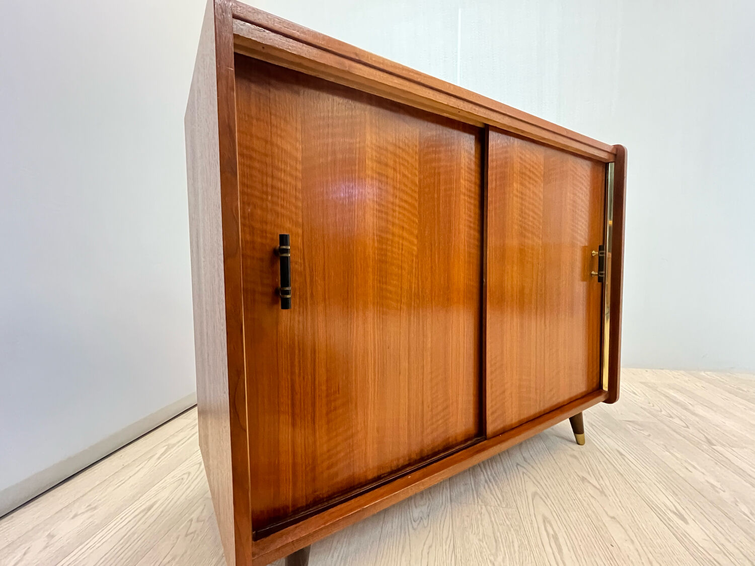 Cabinet with sliding doors