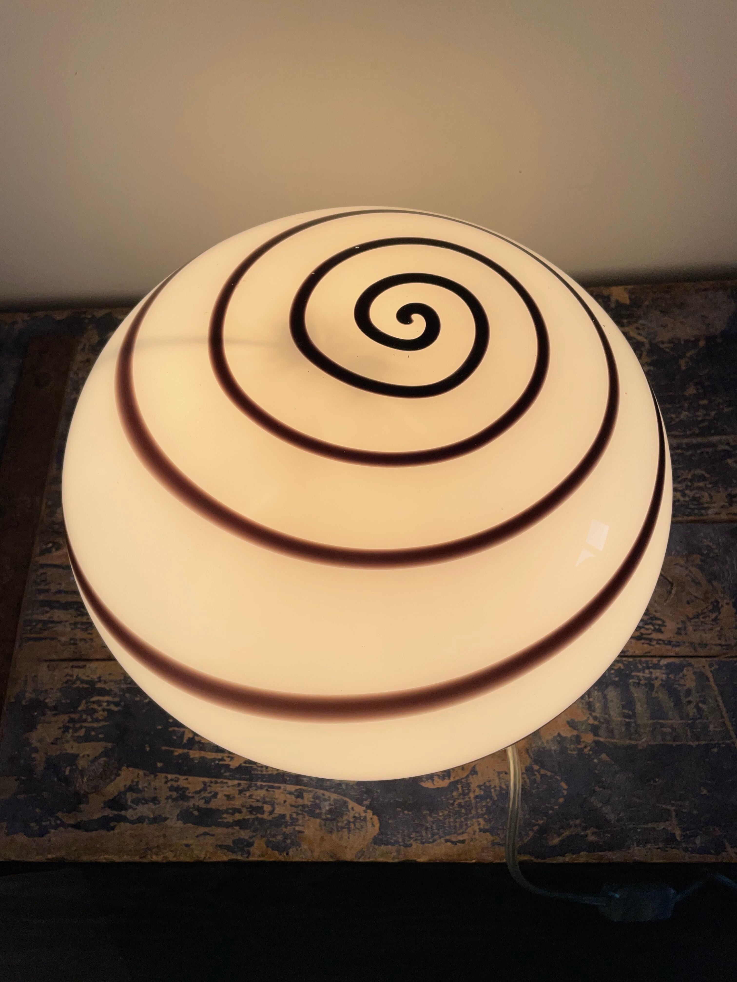 Spiral pattern ball lamp
