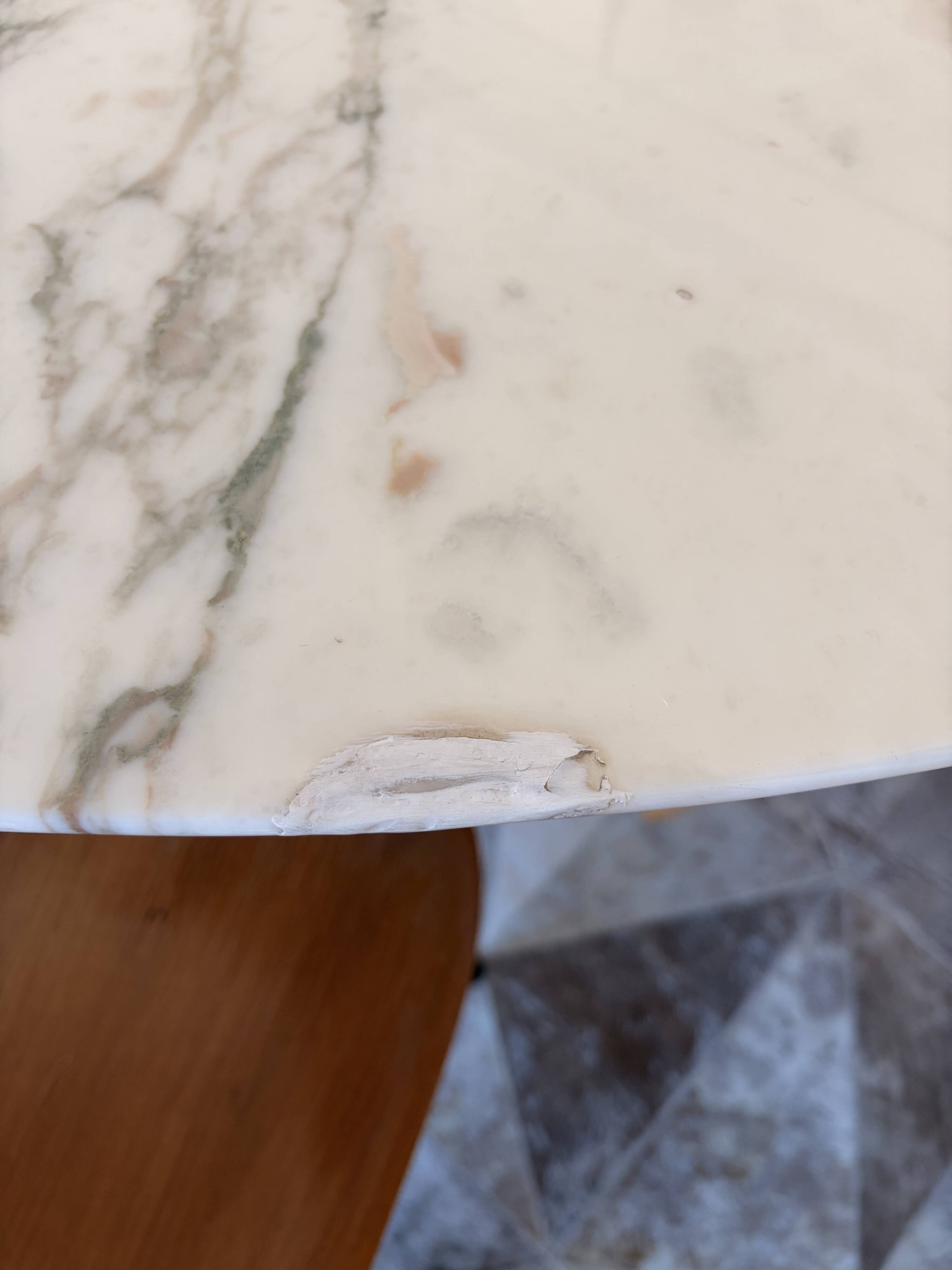 Knoll round table in marble