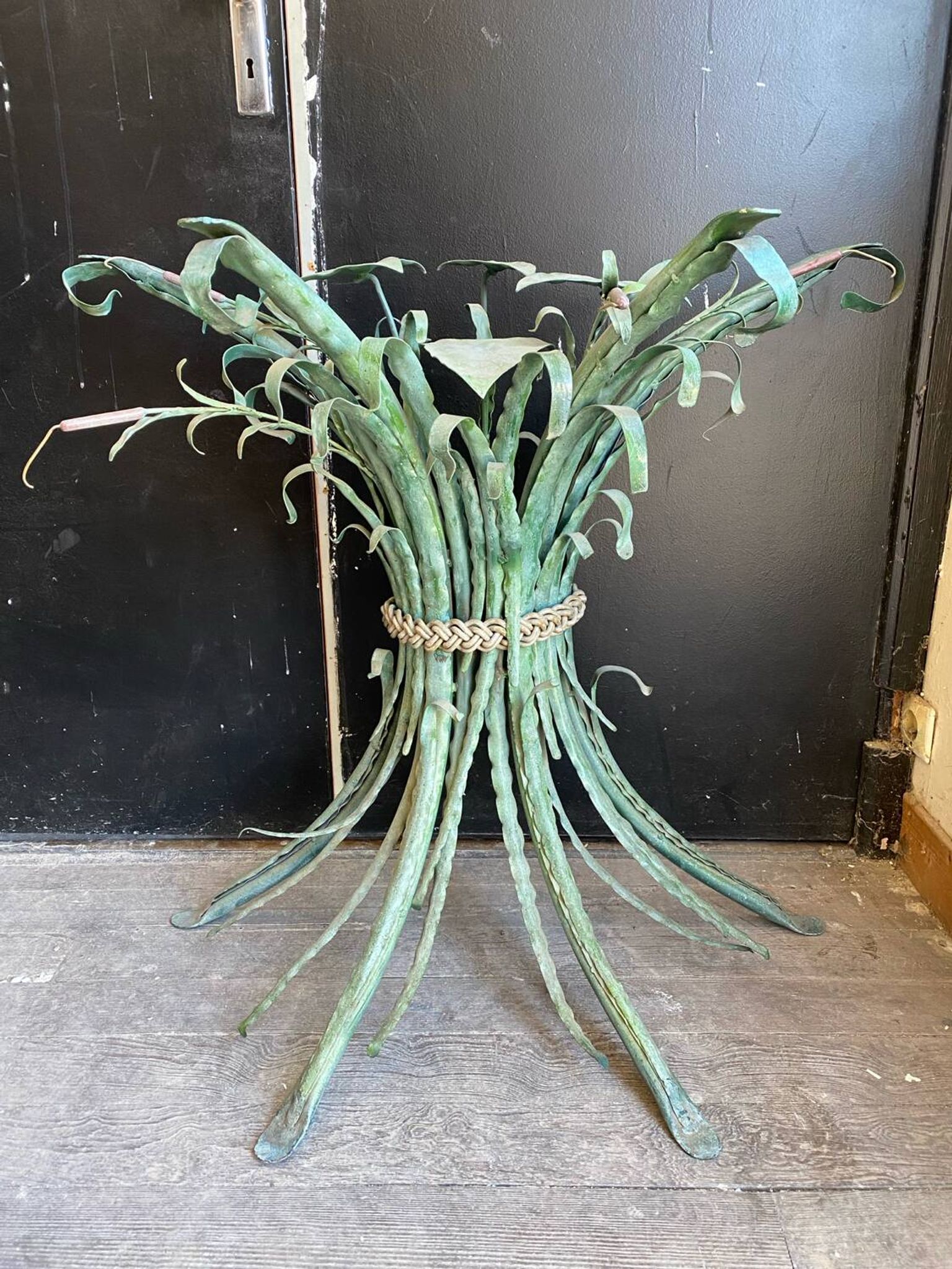 Vintage console in patinated metal with reed leaves.