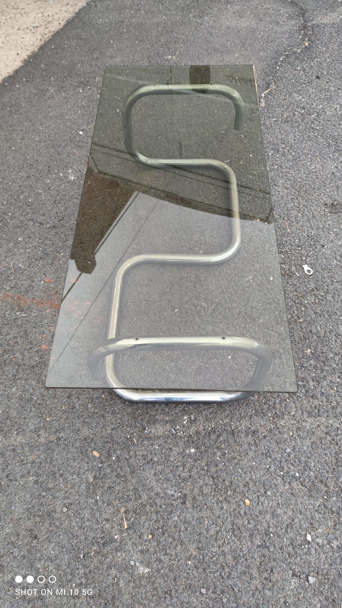 Table basse en acier chromé et verre fumé vers 1970