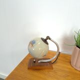 Lampe de table avec base en bois et abat-jour en verre avec des détails bleus vintage
