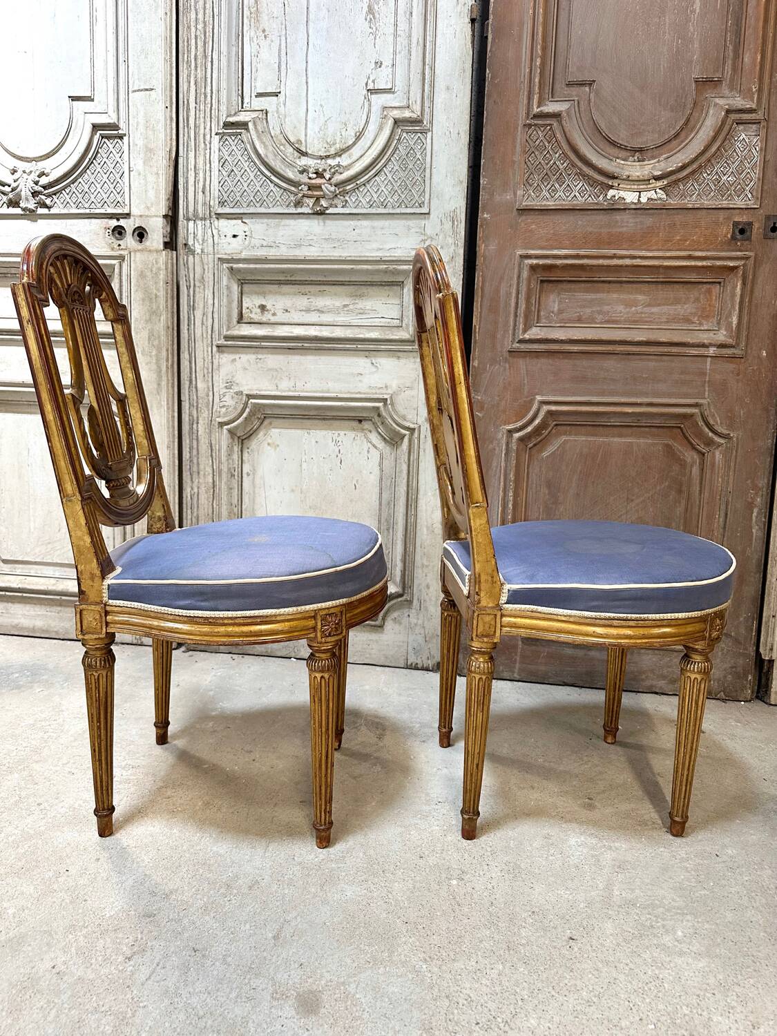 Paire de chaises style Louis XVI en bois doré