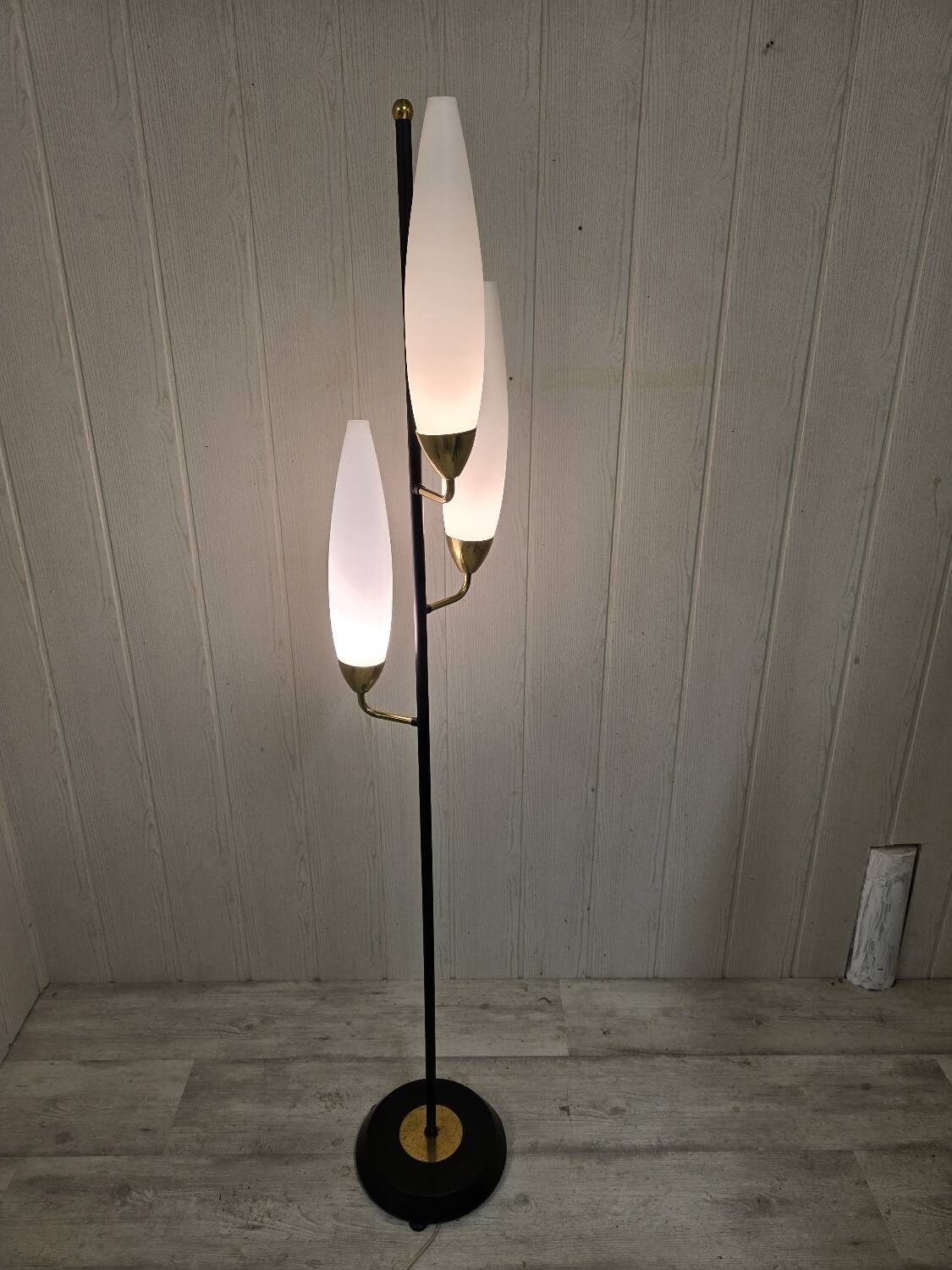 Lampadaire tripode vintage – Laiton & opaline blanche – Années 1960