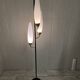 Lampadaire tripode vintage – Laiton & opaline blanche – Années 1960