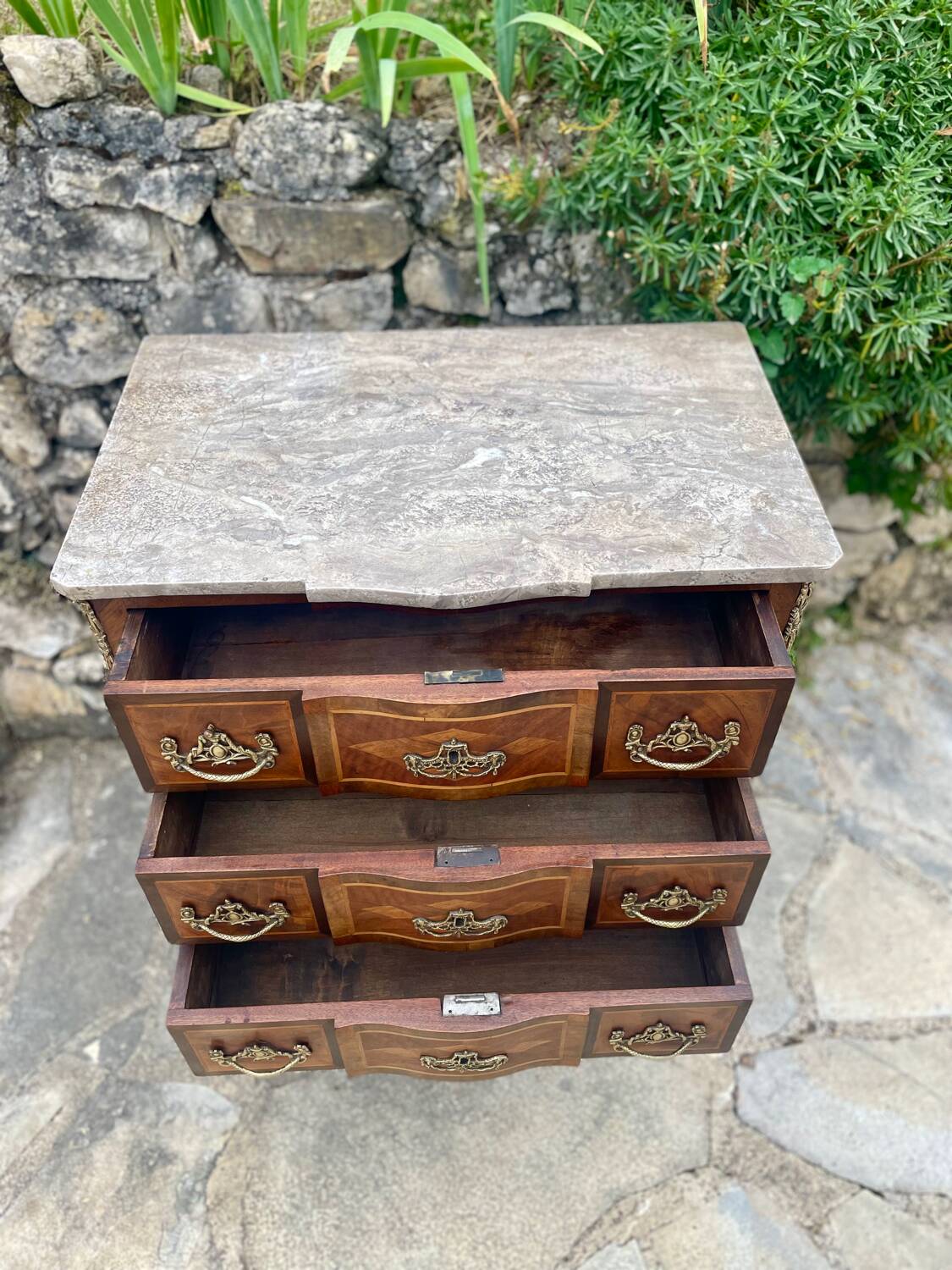 Petite commode en Marqueterie à Ressaut central Époque XIX eme siècle