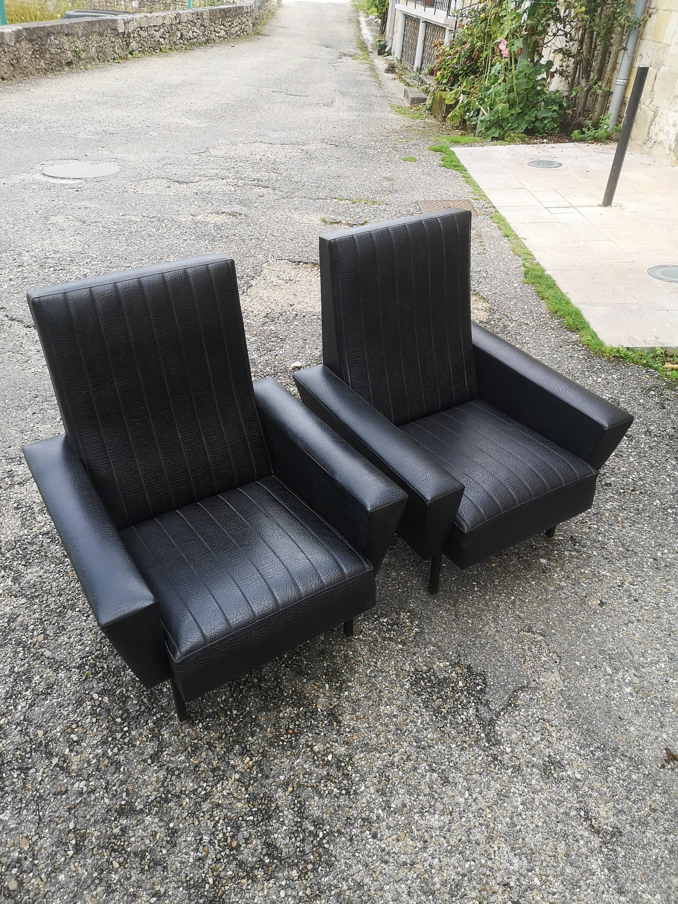 Paire de fauteuils skaï années 60