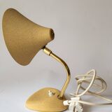Petite lampe de table laquée beige du milieu du siècle avec abat-jour réglable, années 1950