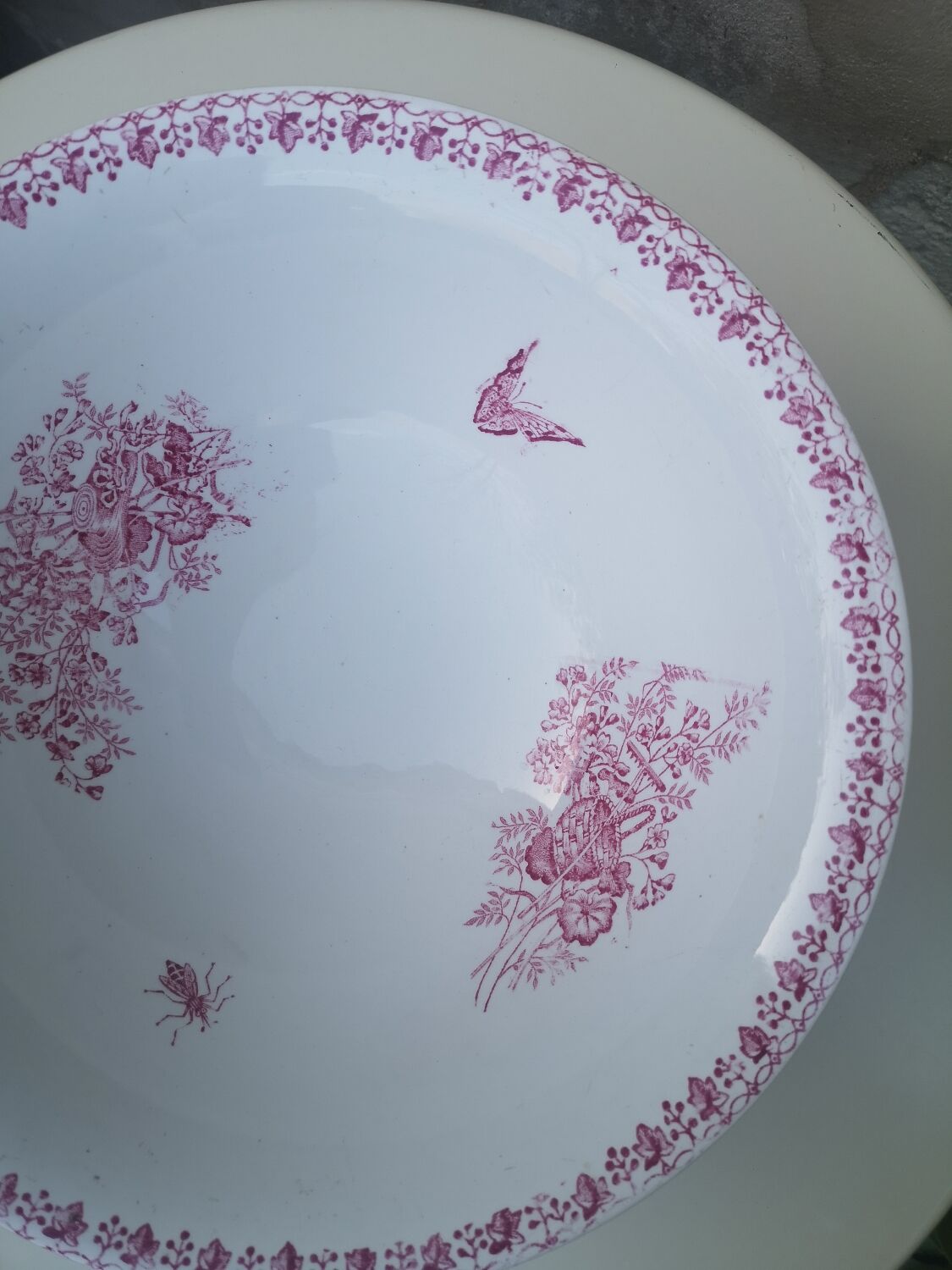Salad bowl with pink decoration in iron earth