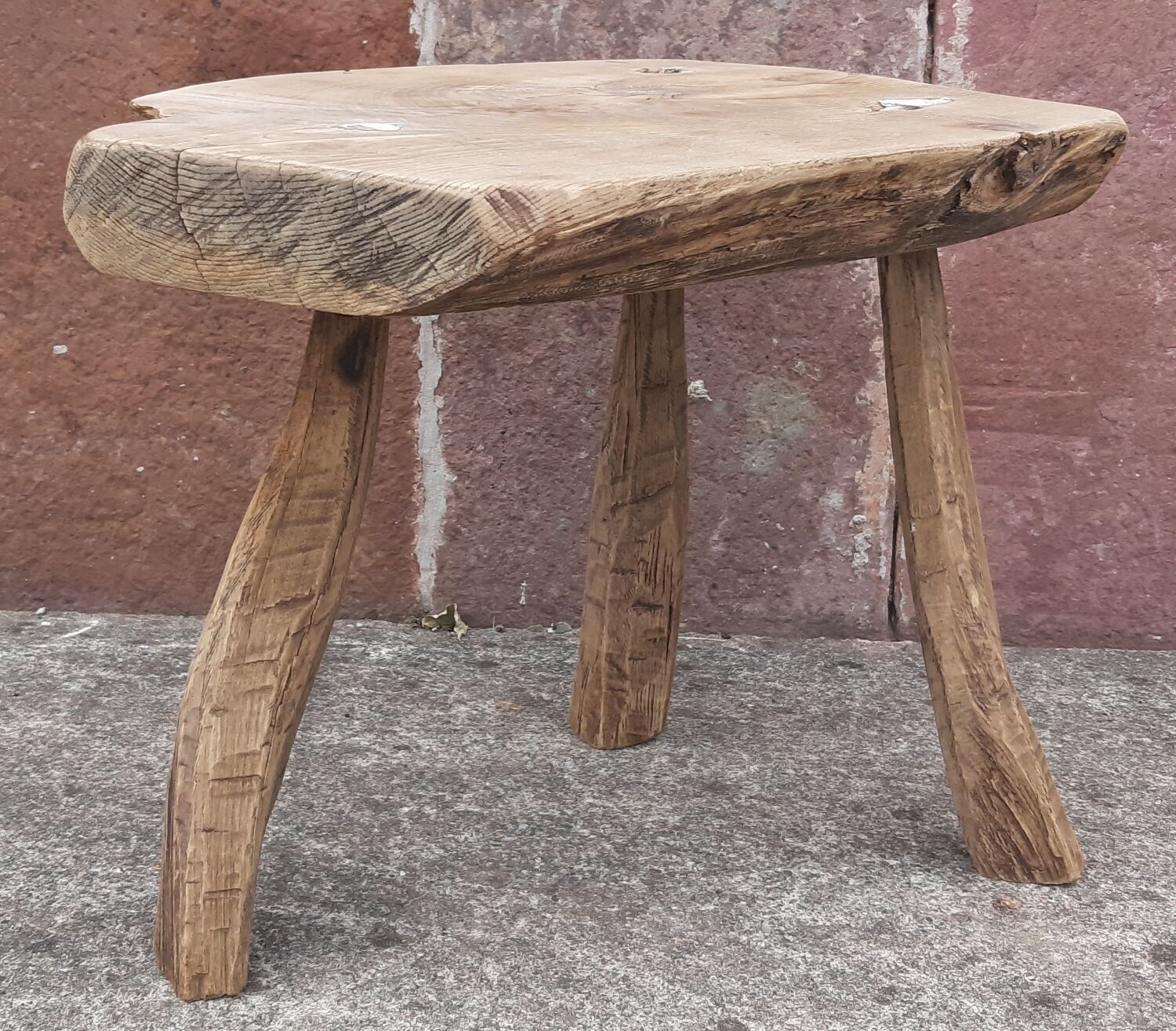 Brutalist coffee table in solid wood, tripod. (Popular art)