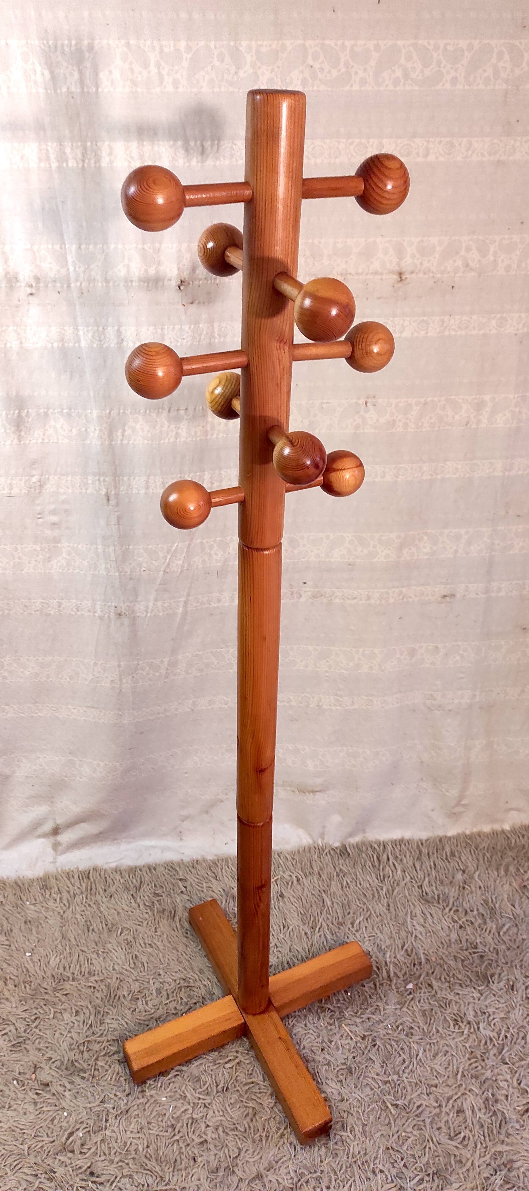 Modernist coat rack in solid wood - mid 20th century.