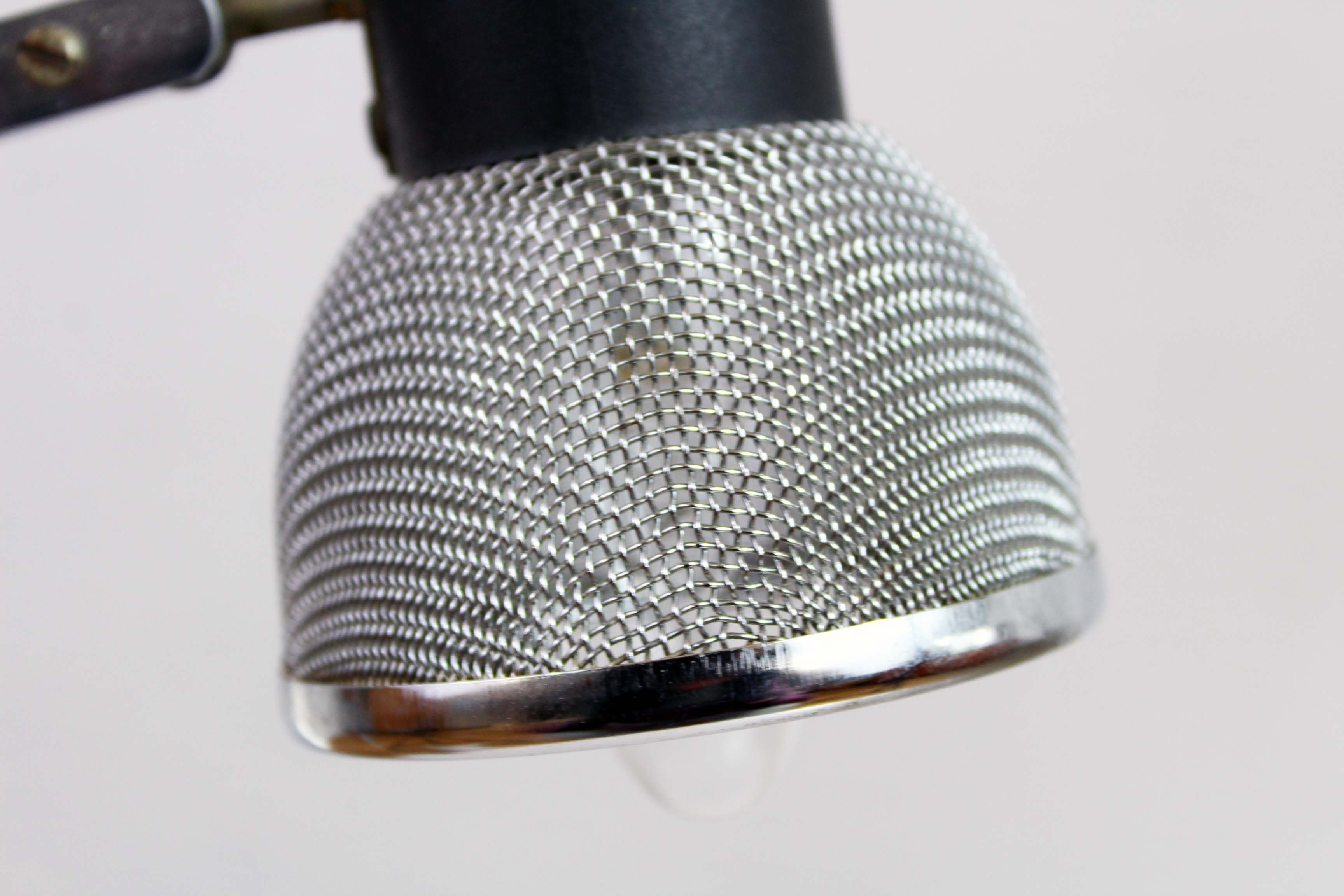 Articulated desk lamp