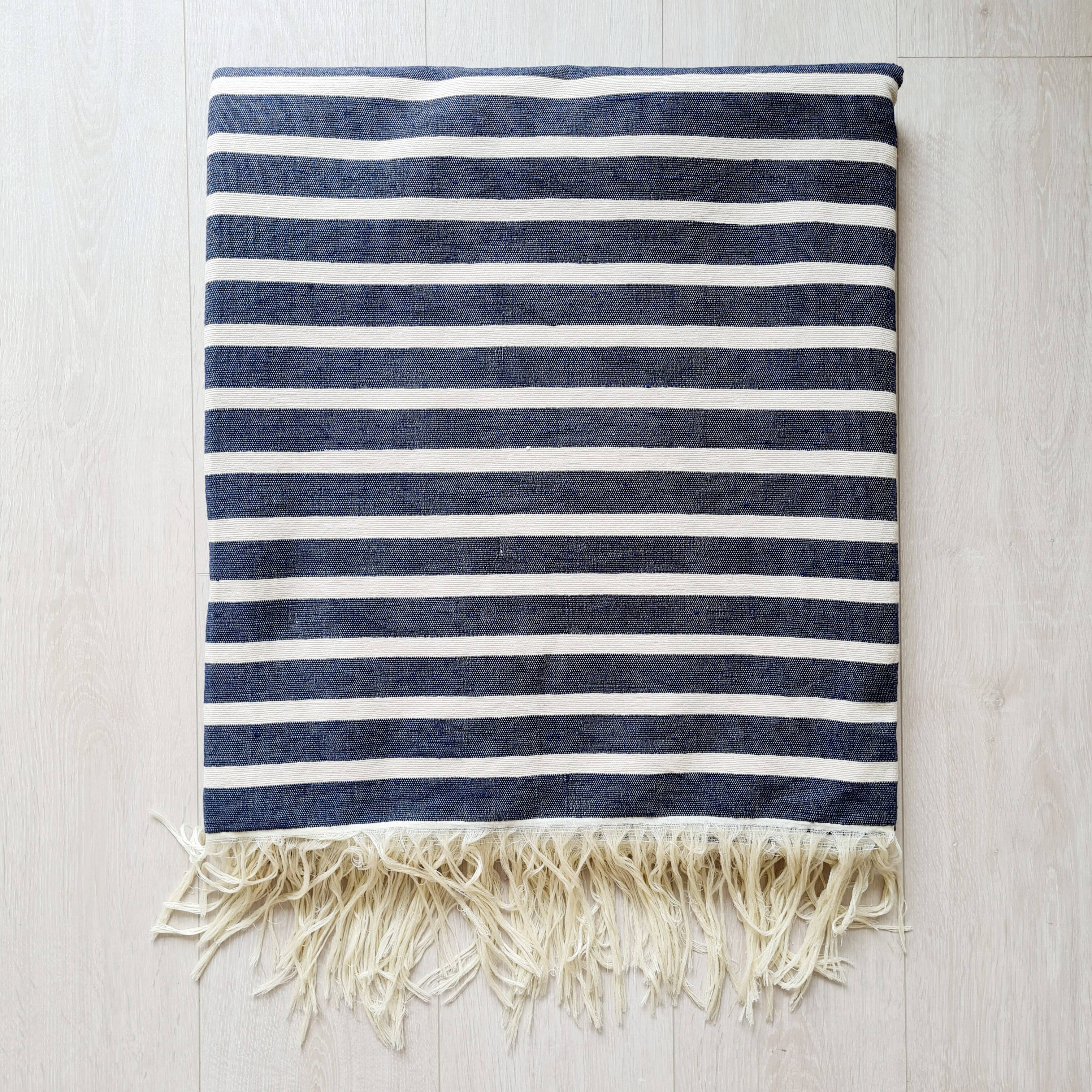 Plaid tissé main à rayures marine et crème - franges légères