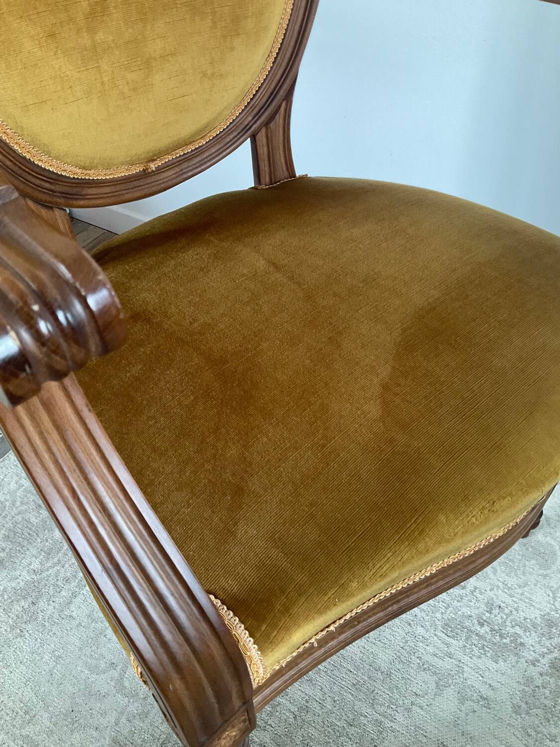 Paire de fauteuils médaillon en bois et velours