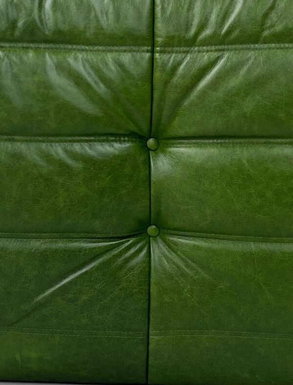 Fauteuil Togo en cuir vert forêt attribué à Michel Ducaroy pour Ligne Roset.