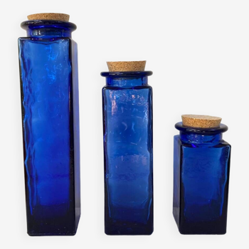 Trio de bocaux en verre bleu cobalt