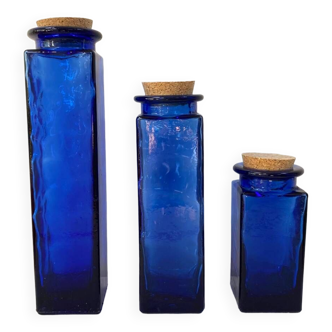 Trio de bocaux en verre bleu cobalt