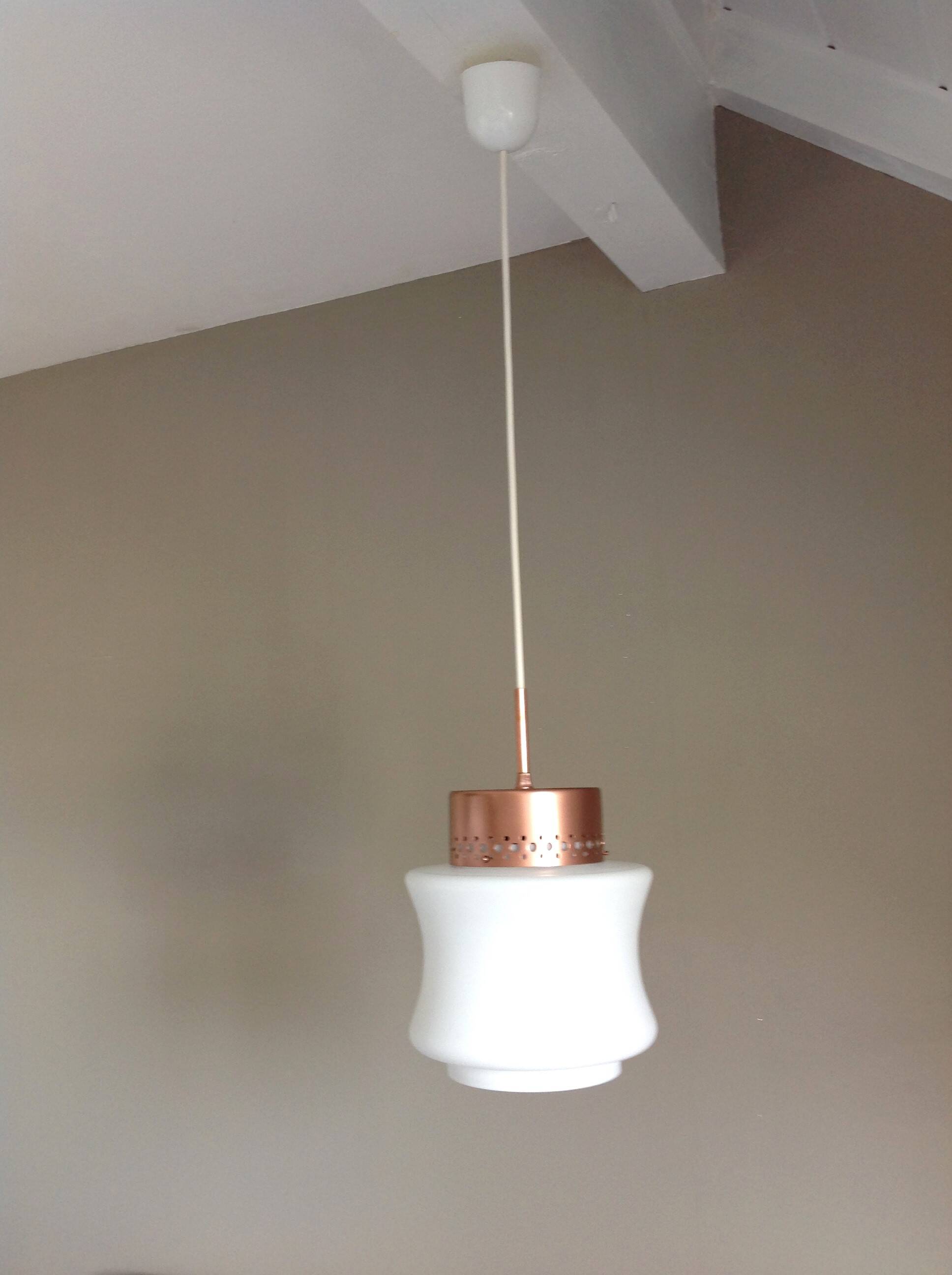 suspension en opaline blanche et metal cuivré, années 60-70