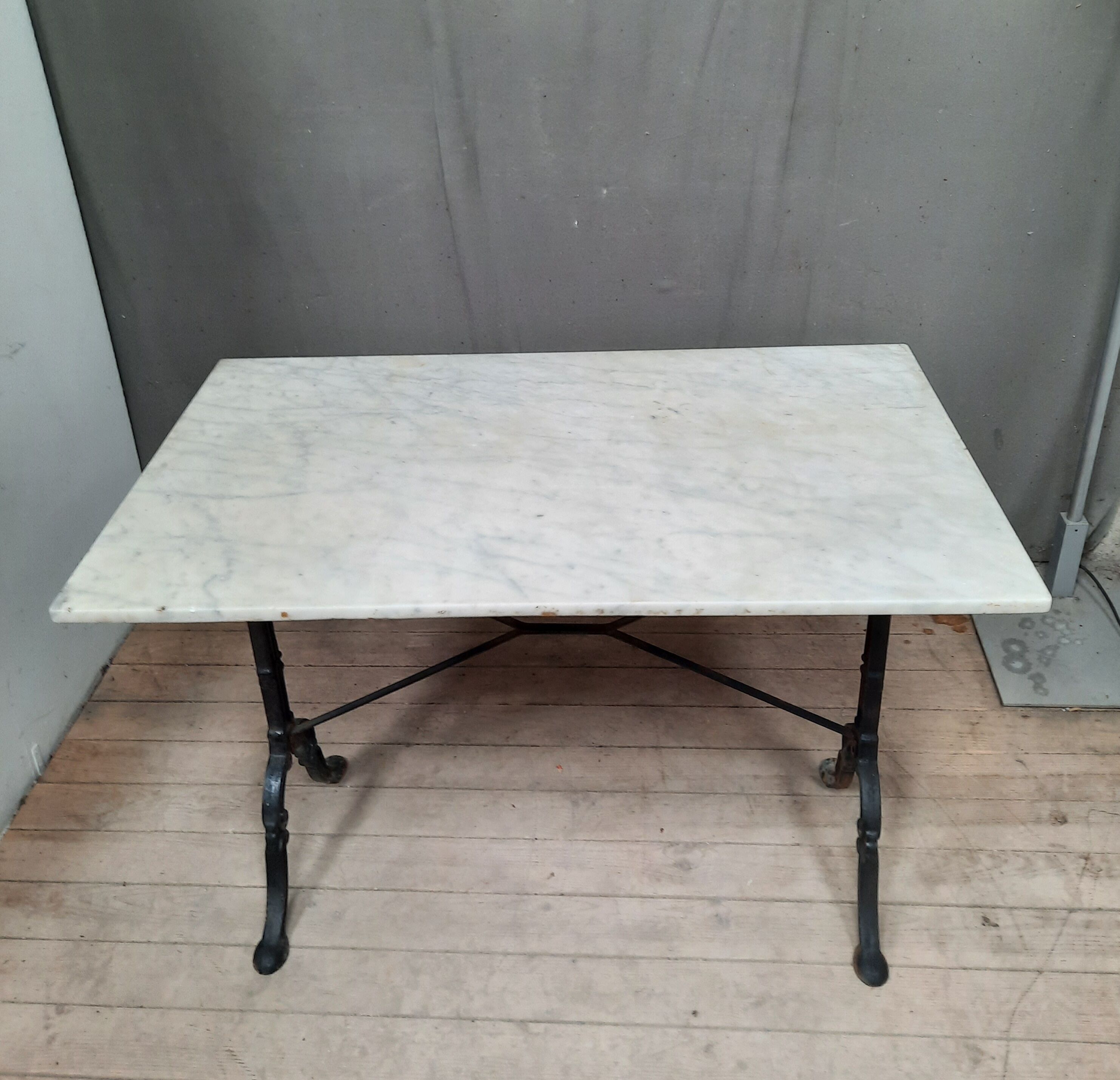 Bistro table in white marble