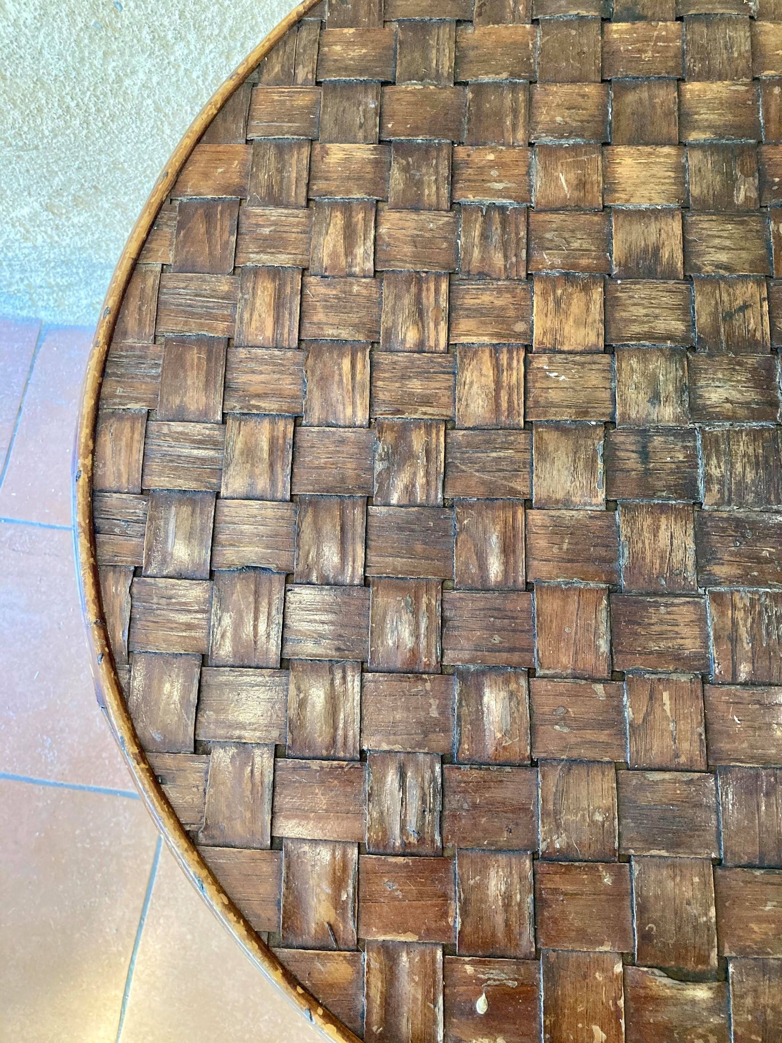 Table in braided chestnut