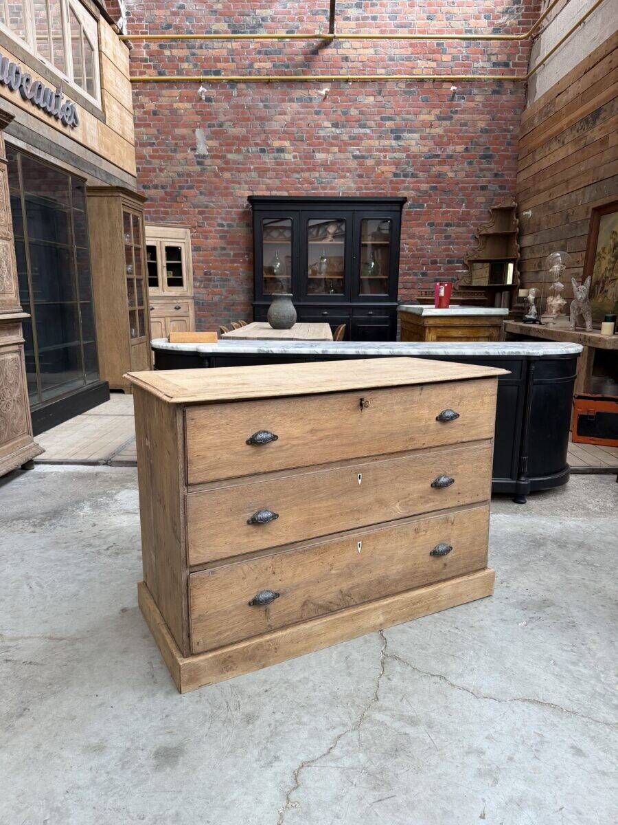 Oak chest of drawers from the early 20th century.
