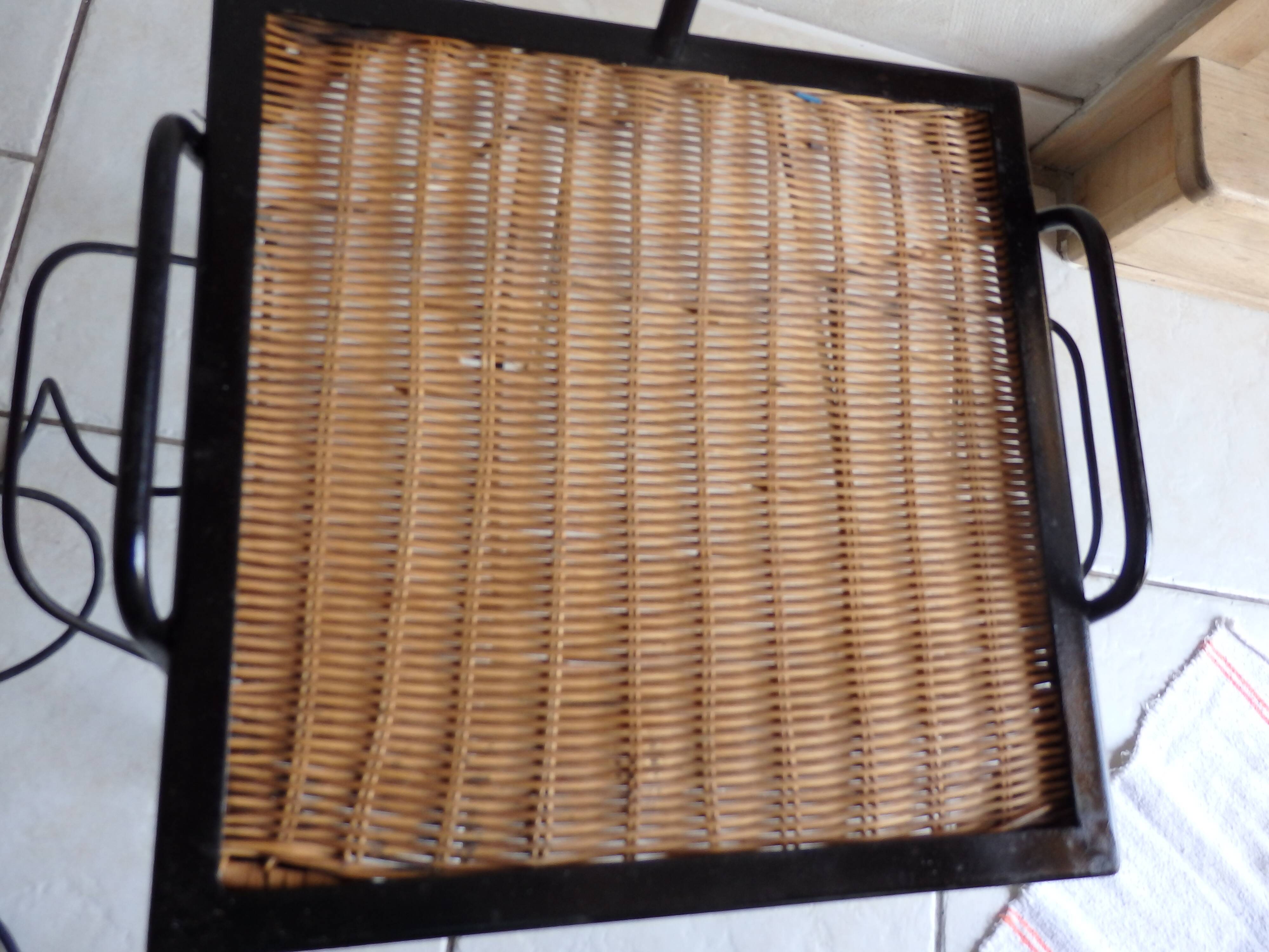 Rattan tablet lamppost