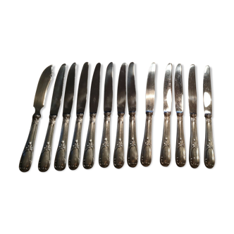 Série de 12 couteaux entremets et 1 couteau poisson en métal argenté lame inox