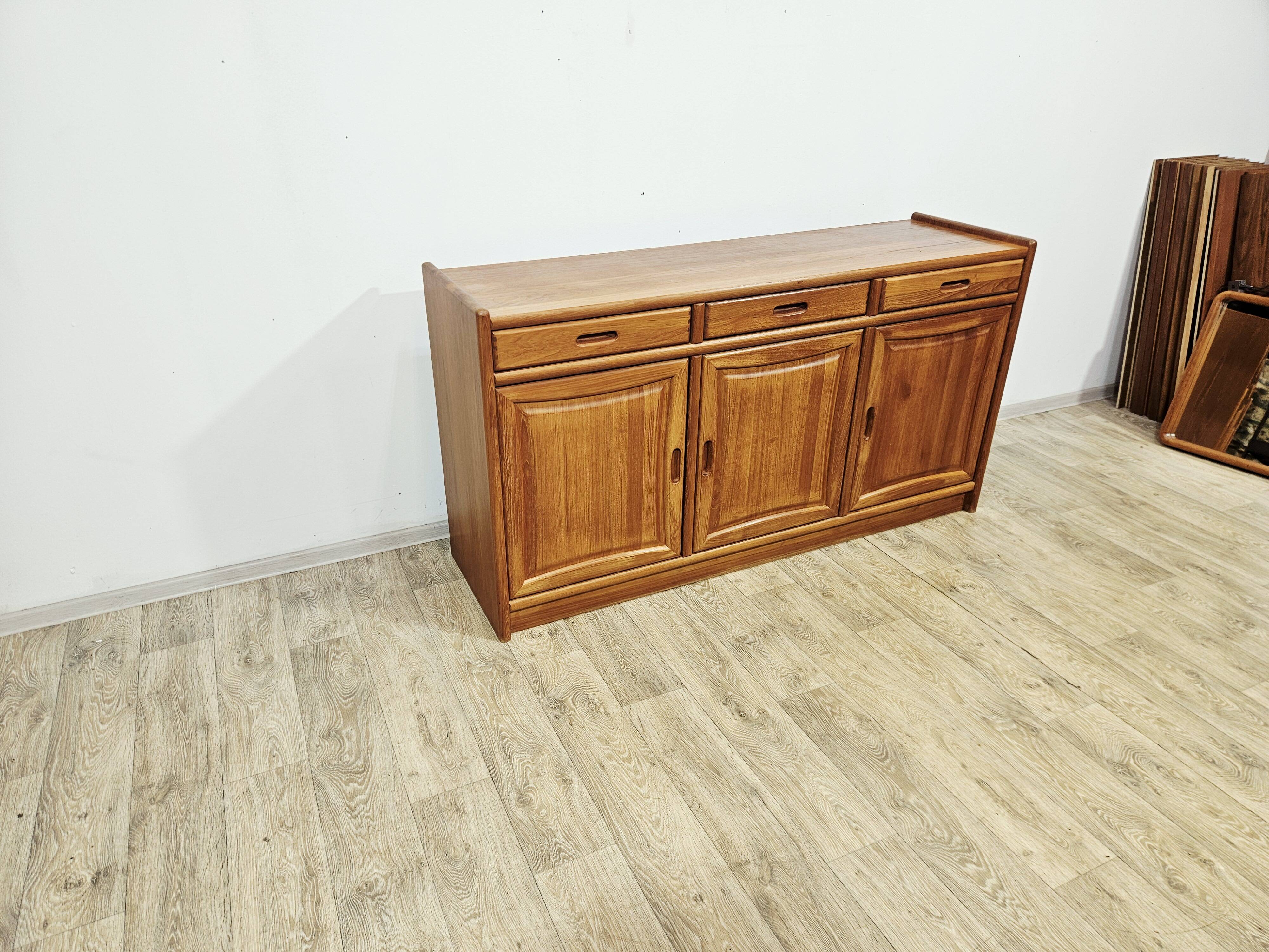 Buffet danois moderne Dyrlund Dania en teck, années 1980