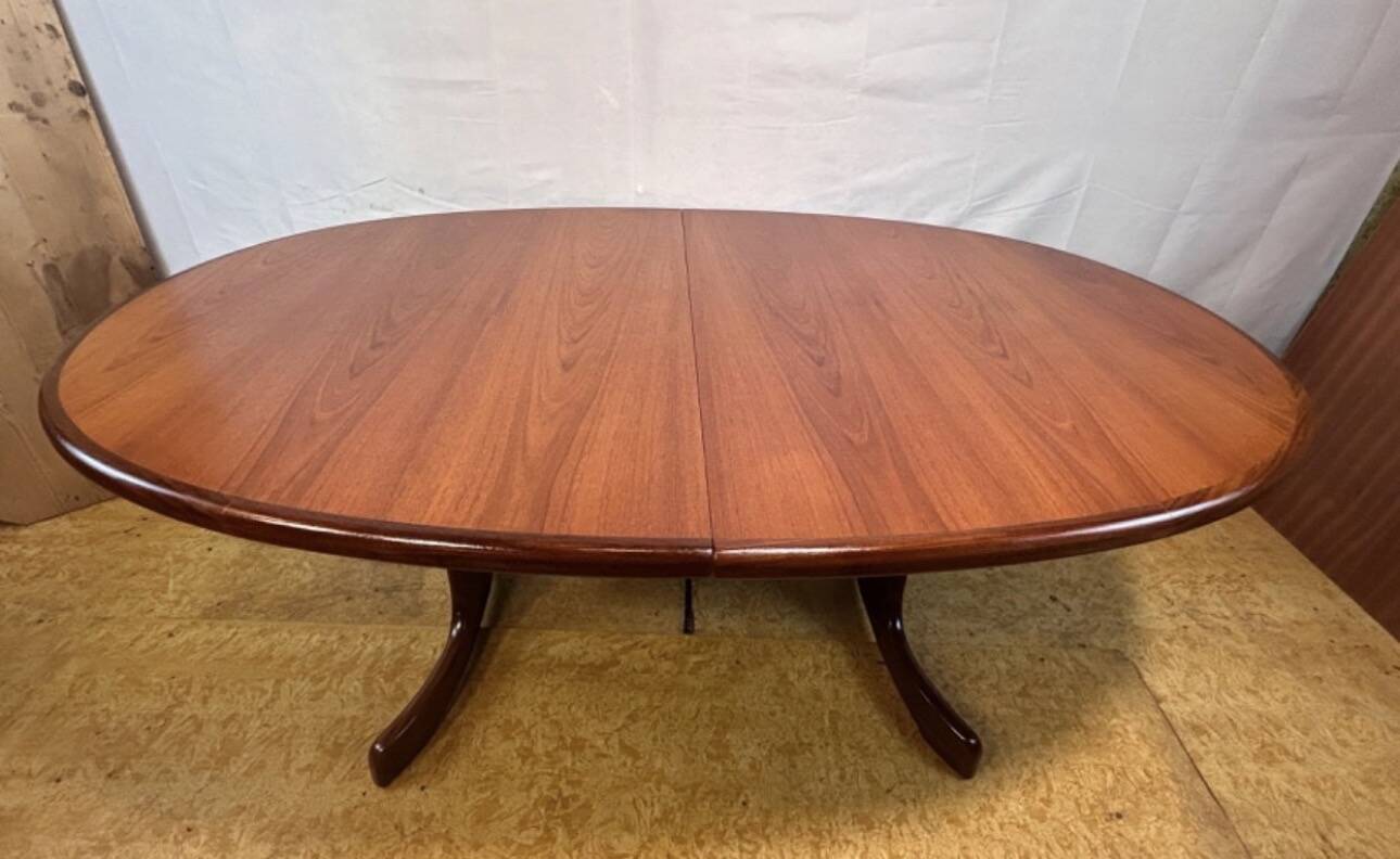 Mid-Century Retro Vintage Teak Extending Oval Dining Table by G-Plan – Vict
