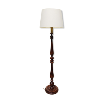 Wood-style floor lamppost