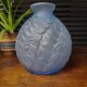 Vases art déco en persglas bleu givré avec décor floral