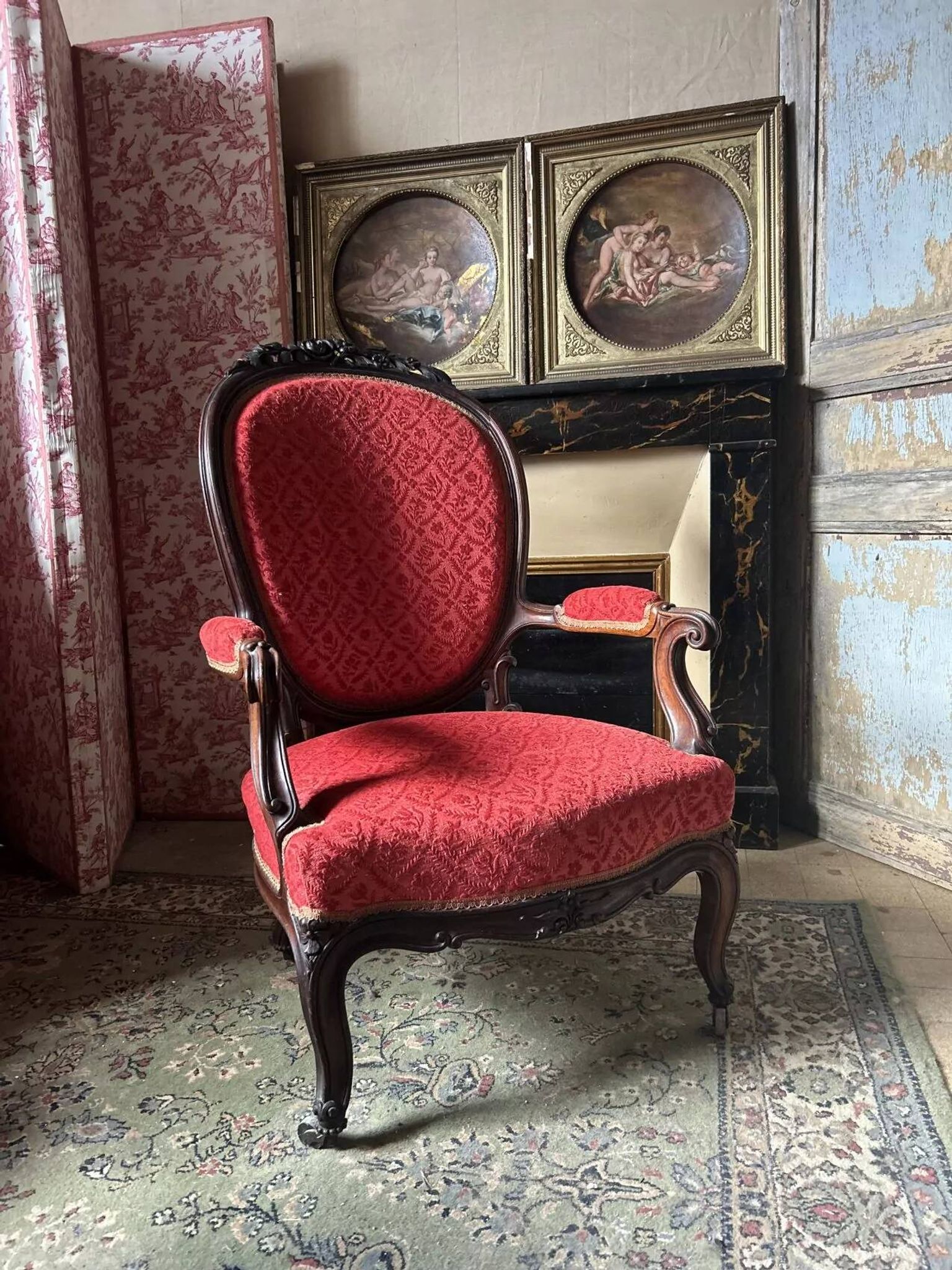 Napoleon III medallion armchair in carved wood and red velvet.