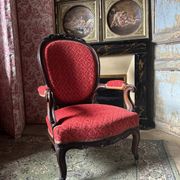 Napoleon III medallion armchair in carved wood and red velvet.