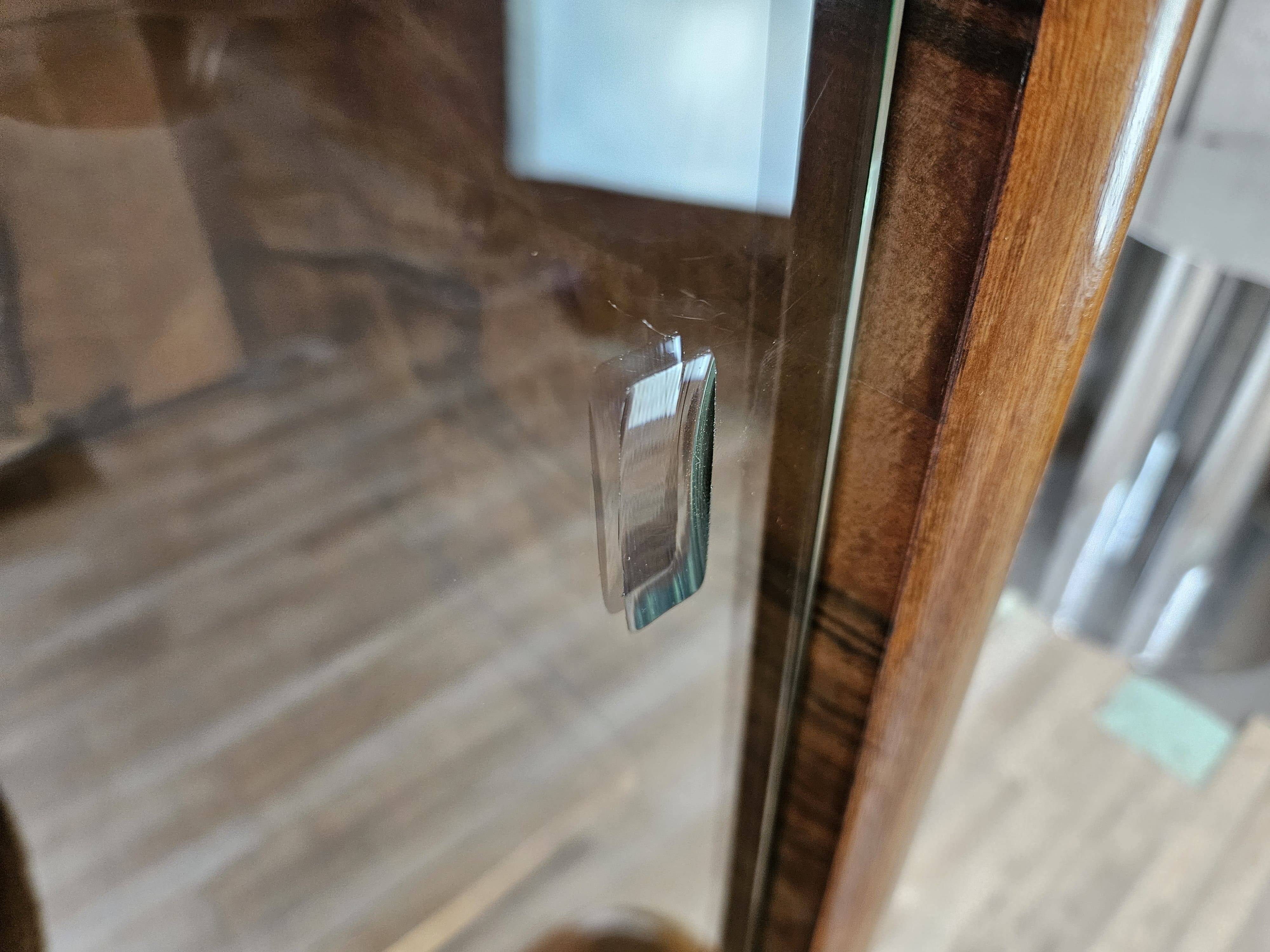 Art Decò display cabinet in walnut burl