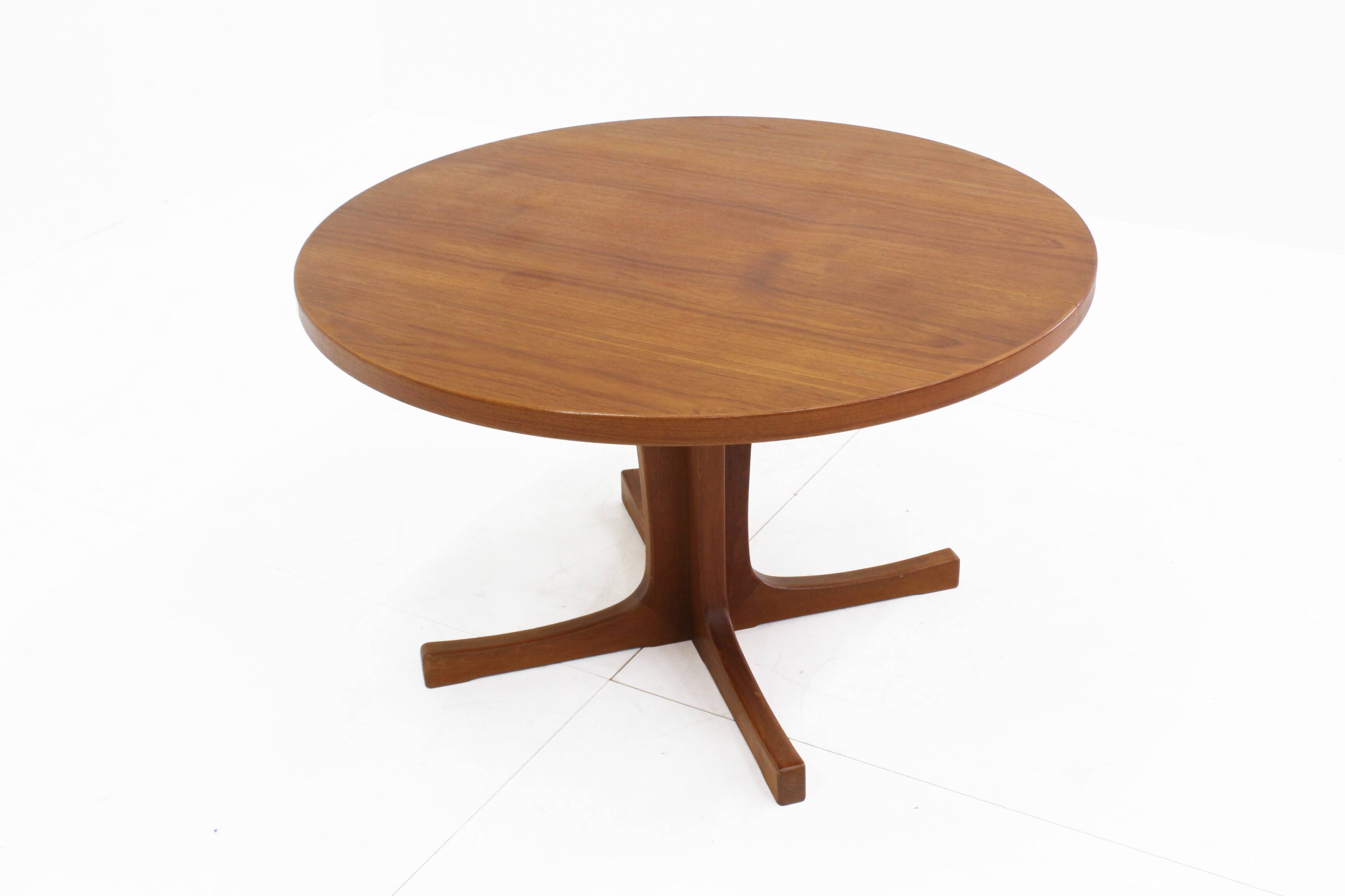 Vintage Danish round extendable dining table from the 1960s, Denmark.