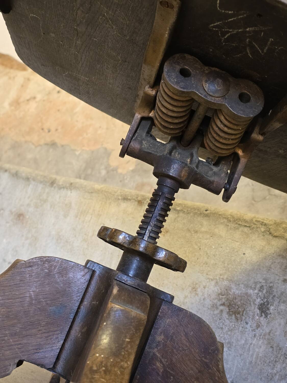 English American office armchair circa 1900 in oak