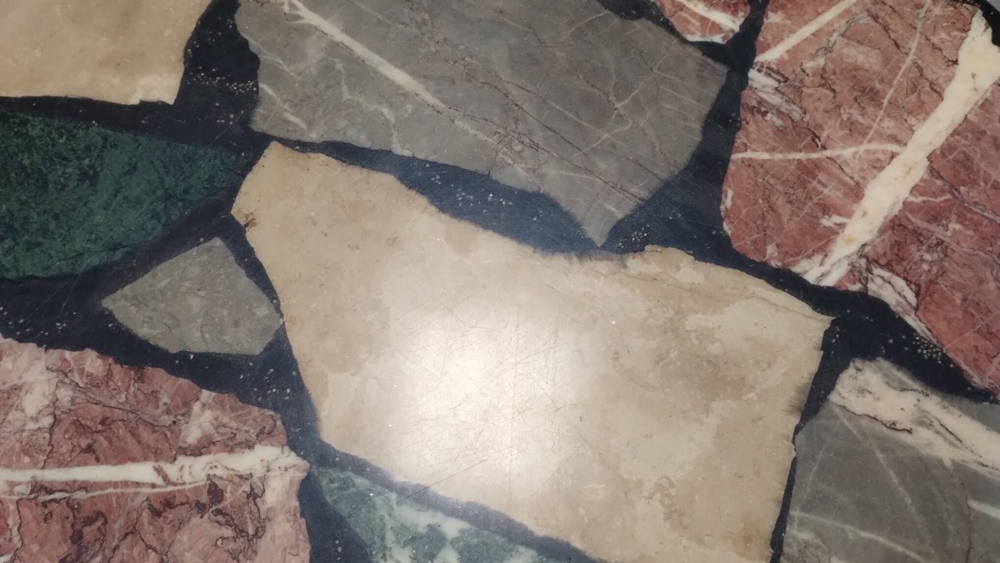 Round coffee table in wrought iron and marble